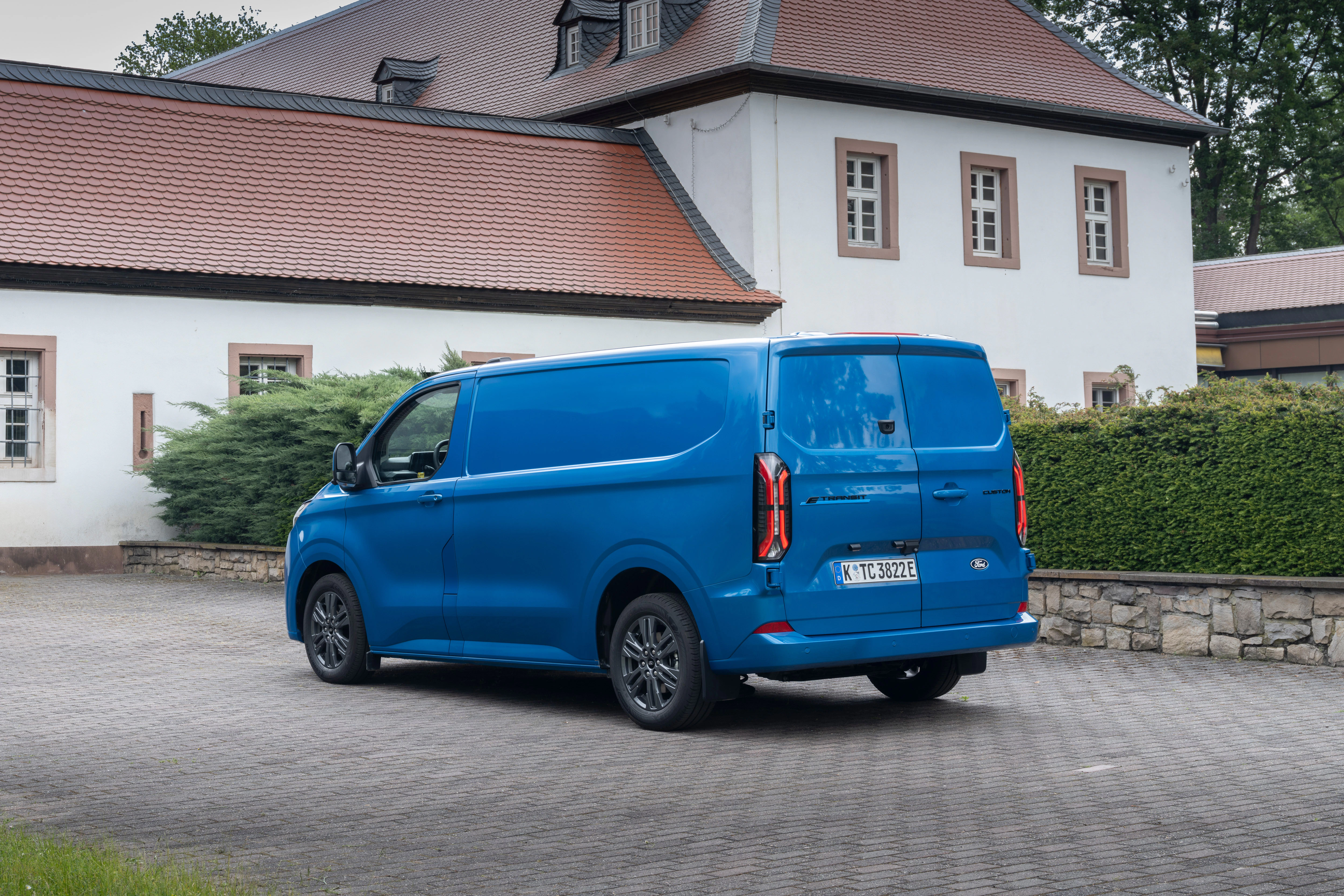Ford e-Transit Custom Kastenwagen statisch Heck