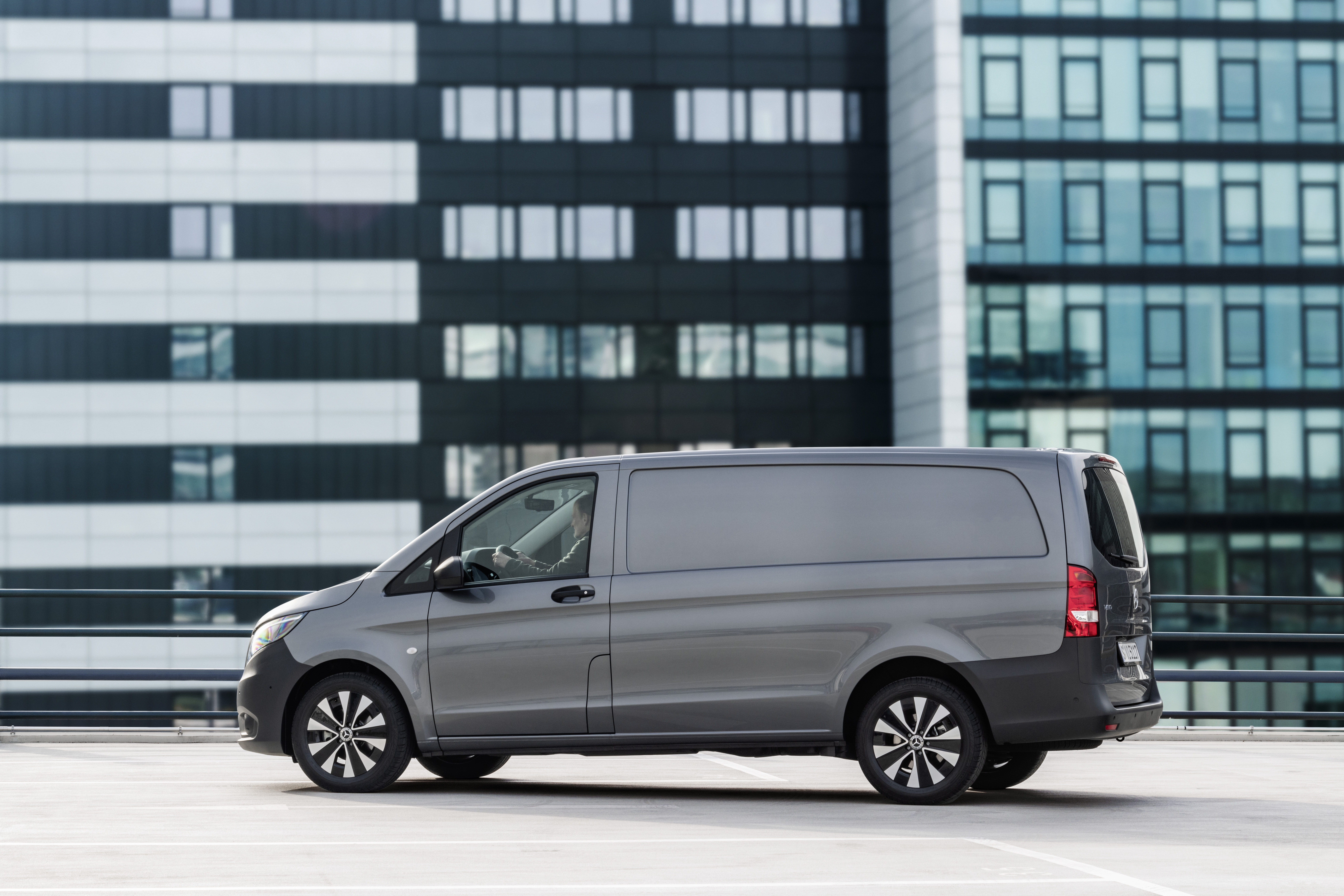 Ein grauer Mercedes Vito Kastenwagen steht auf einem Parkdeck.