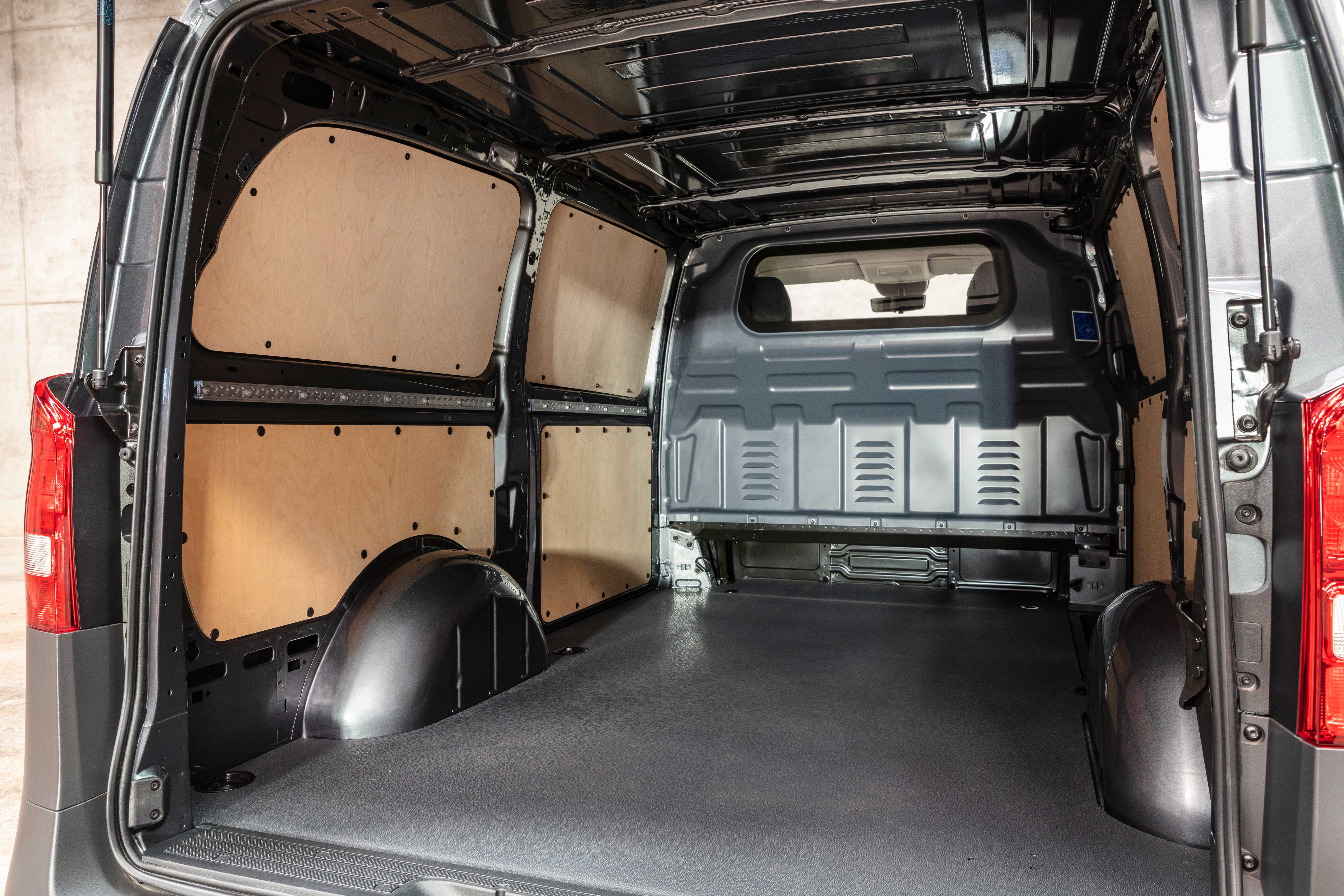 Die Ladefläche eines Mercedes Vito Kastenwagen.