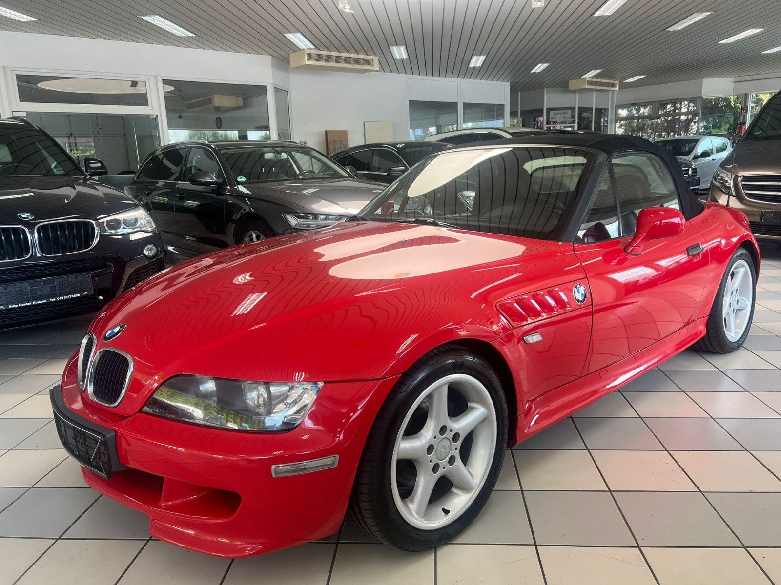 Ein roter BMW Z3 steht in einem Autohaus.