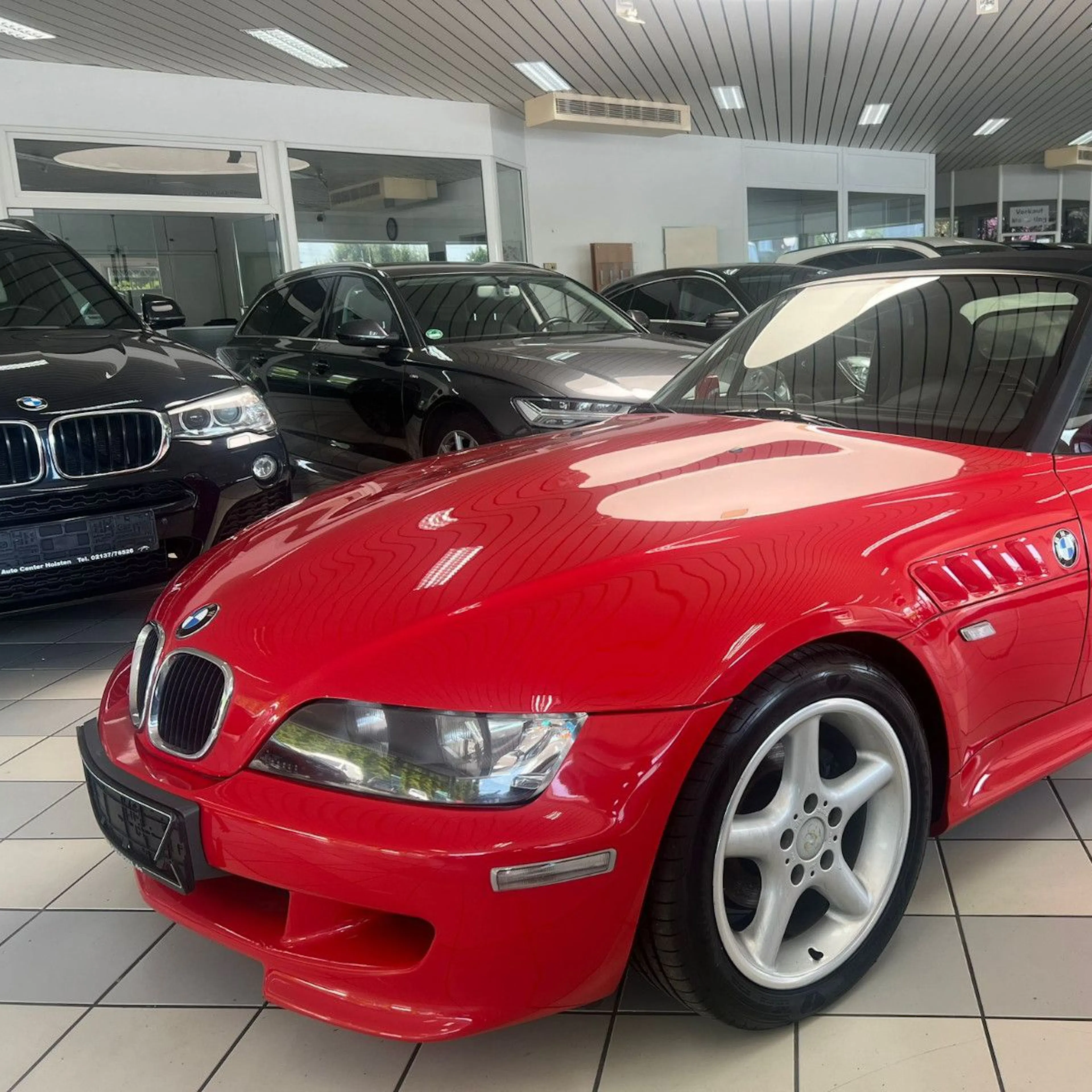 Ein roter BMW Z3 steht in einem Autohaus.
