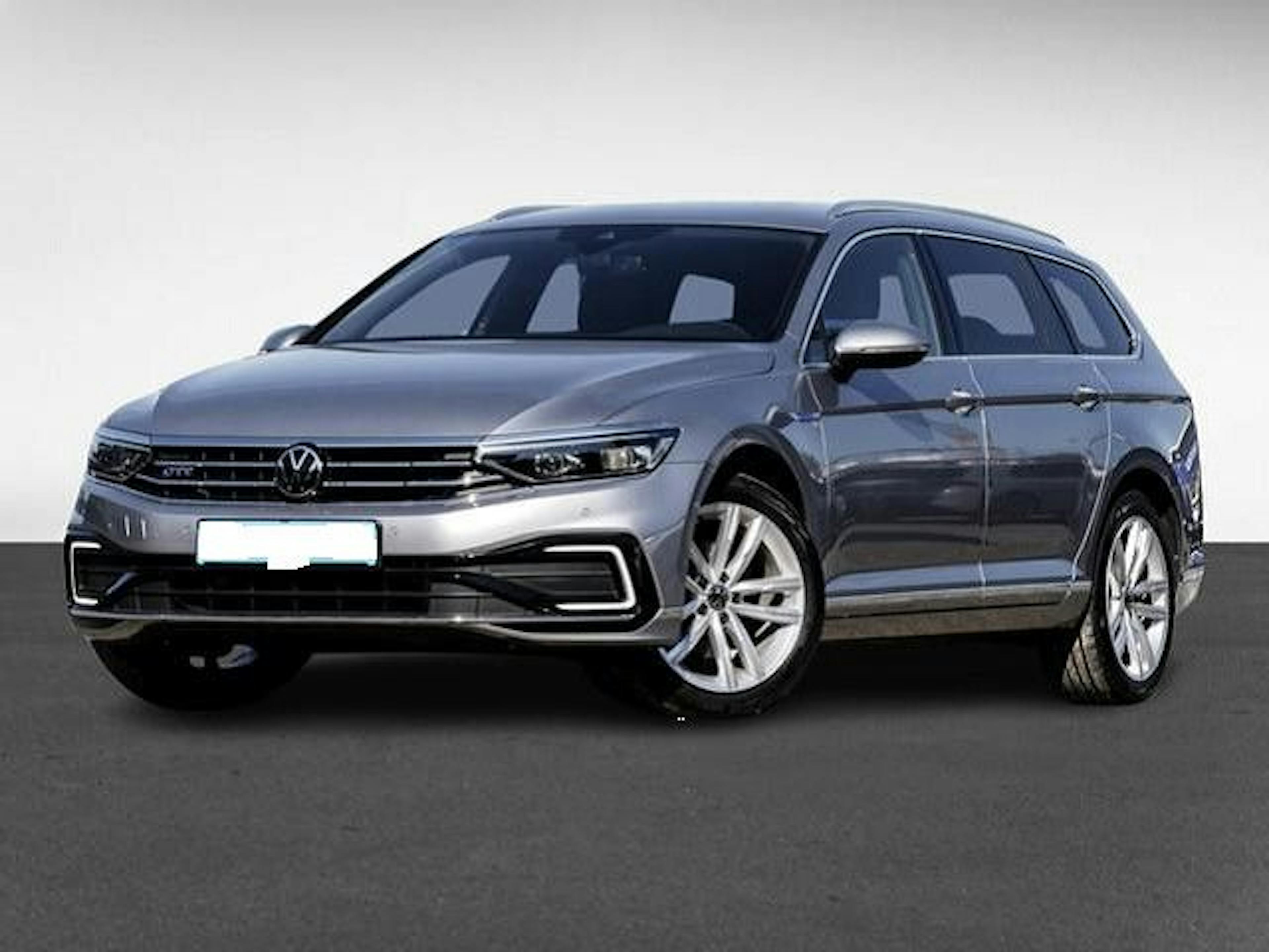Ein silberner VW Passat steht bei einem Händler.