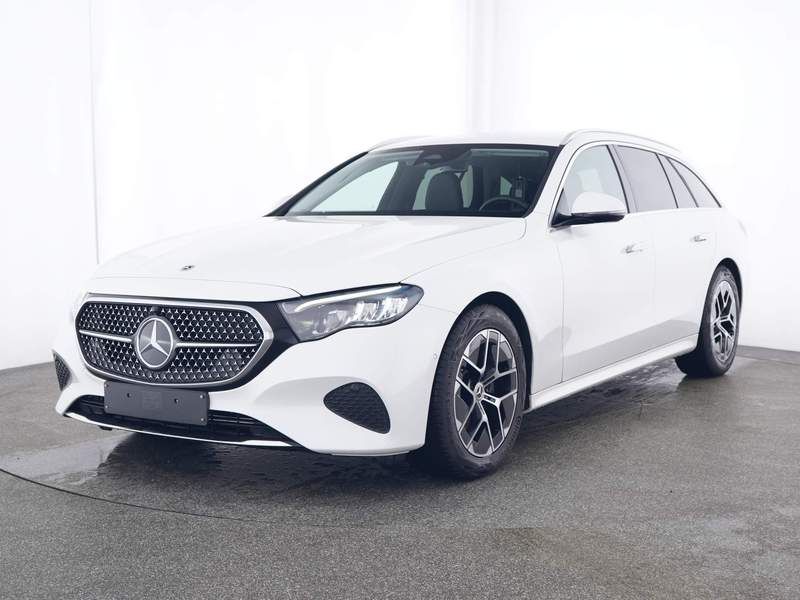 Ein weißes Mercedes E-Klasse T-Modell steht in der Halle eines Händlers.