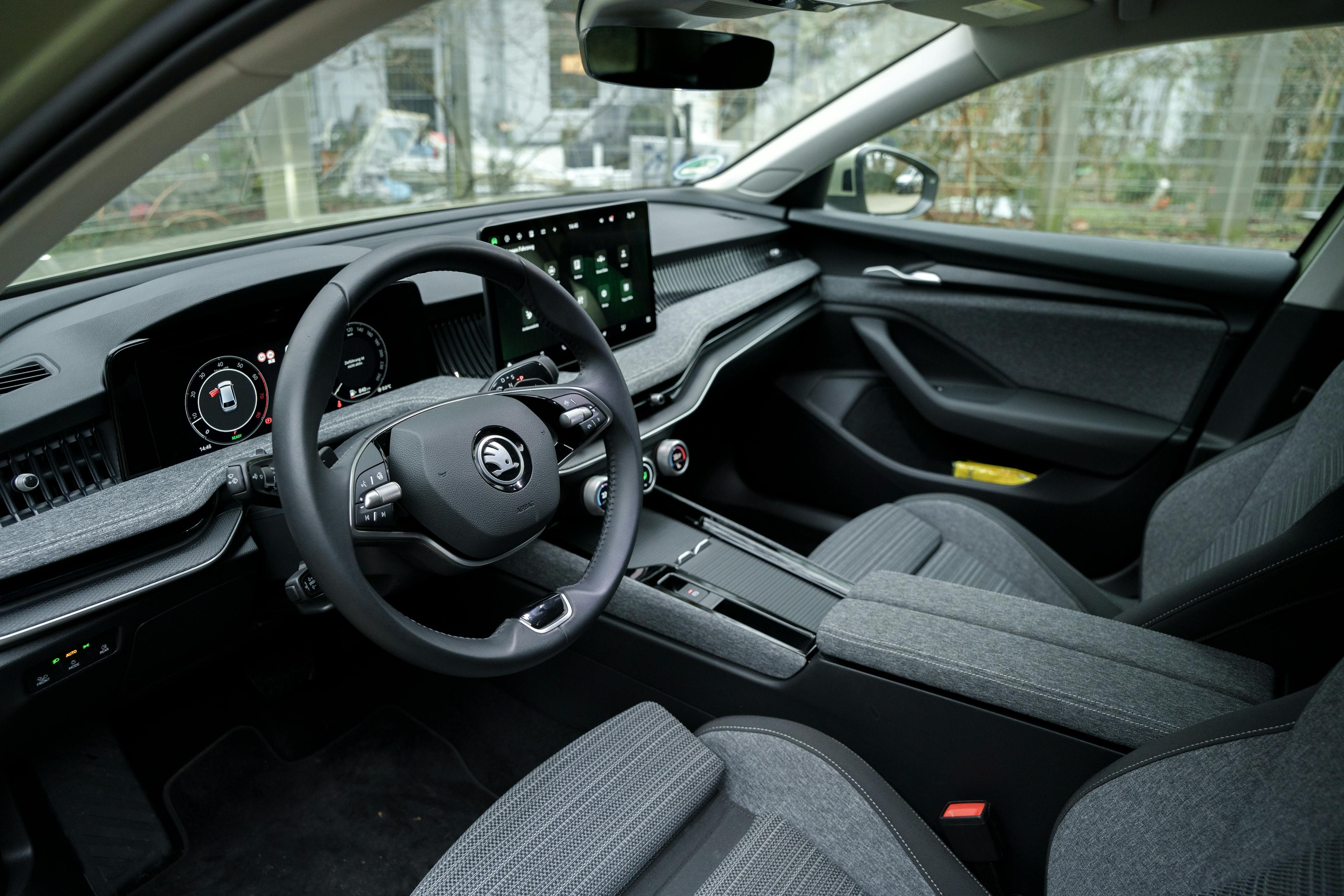 Lenkrad und Cockpit eines Škoda Superb Combi.