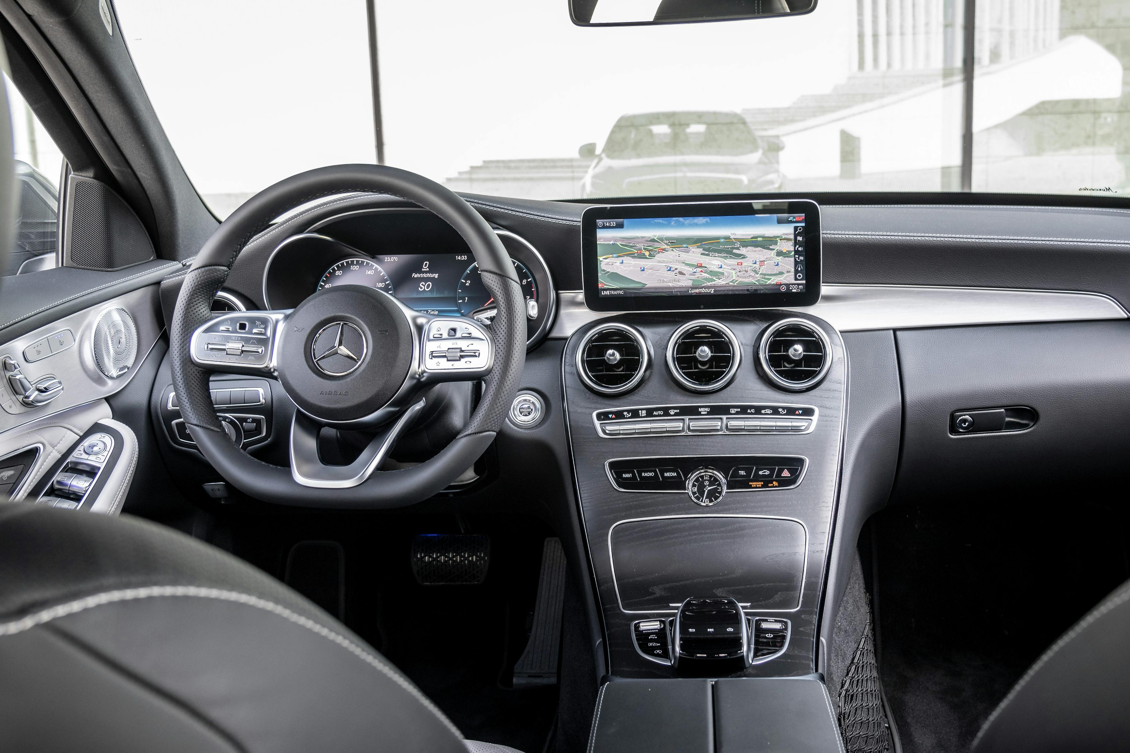 Zu sehen ist das Armaturenbrett einer 2019er Mercedes C-Klasse.