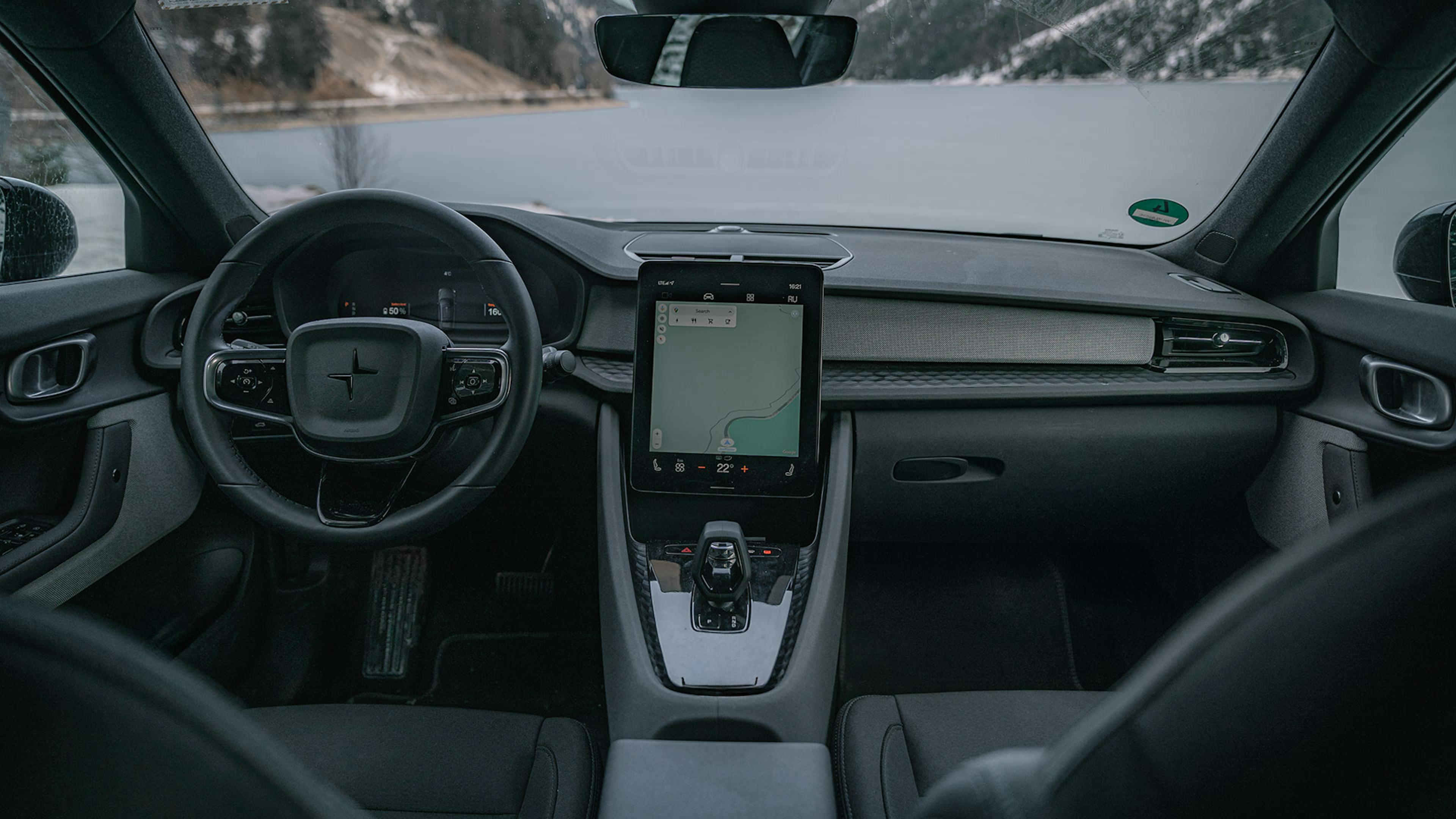  Cockpit-Ansicht eines in einer Schneelandschaft geparkten Polestar 2