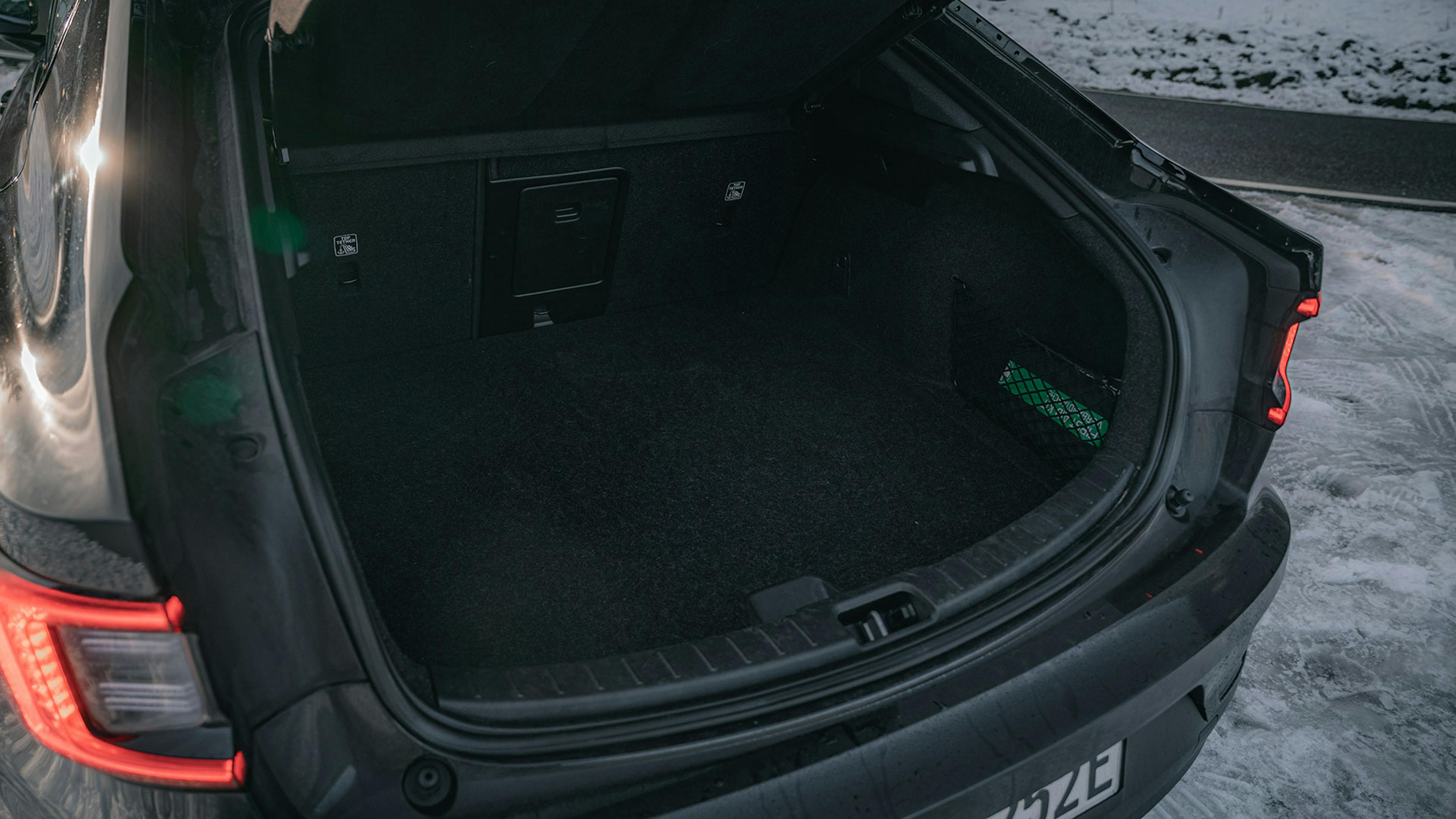 Geöffneter Kofferraum eines schwarzen Polestar 2