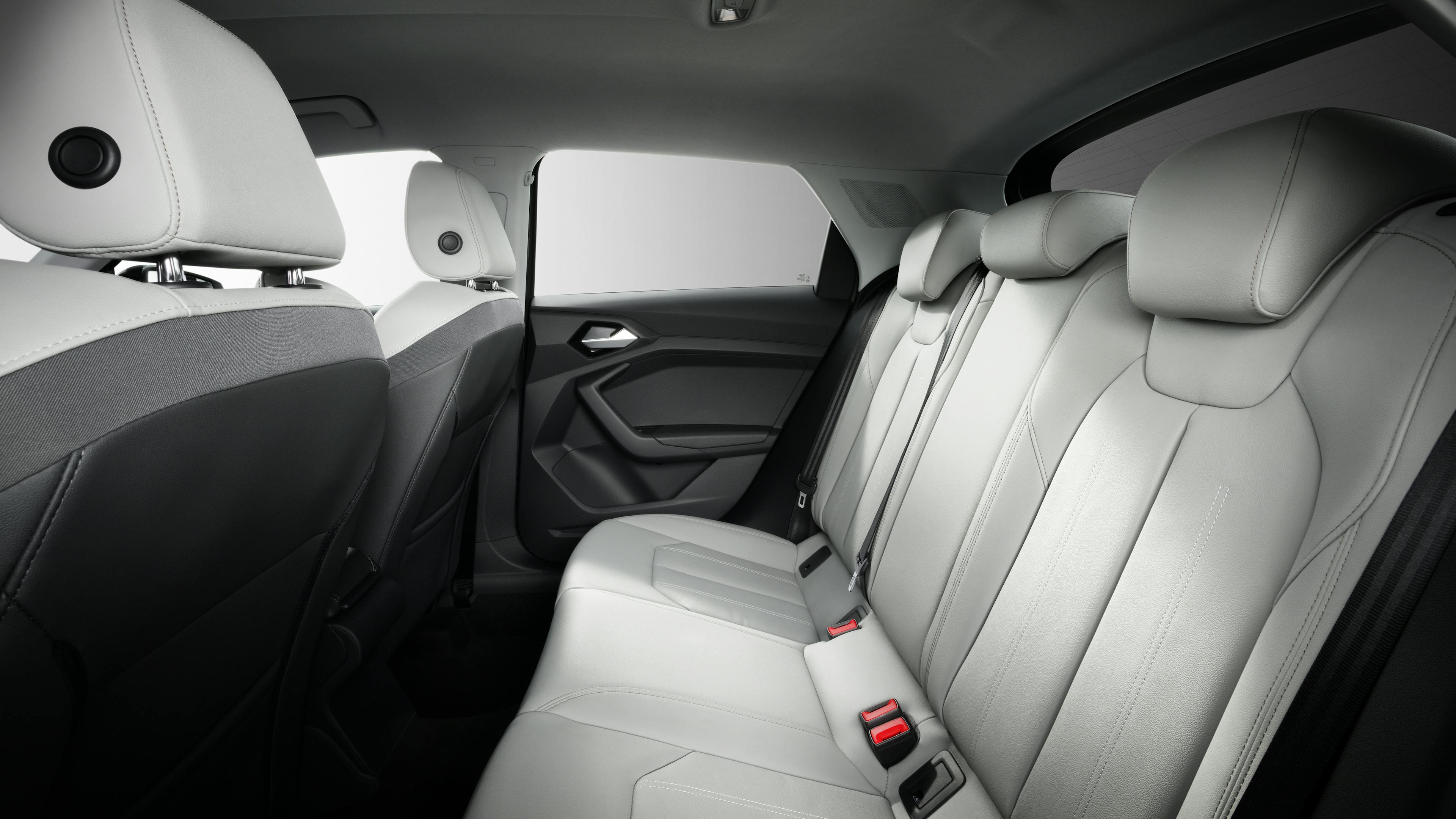 Die weiße Rückbank in einem Audi A1.