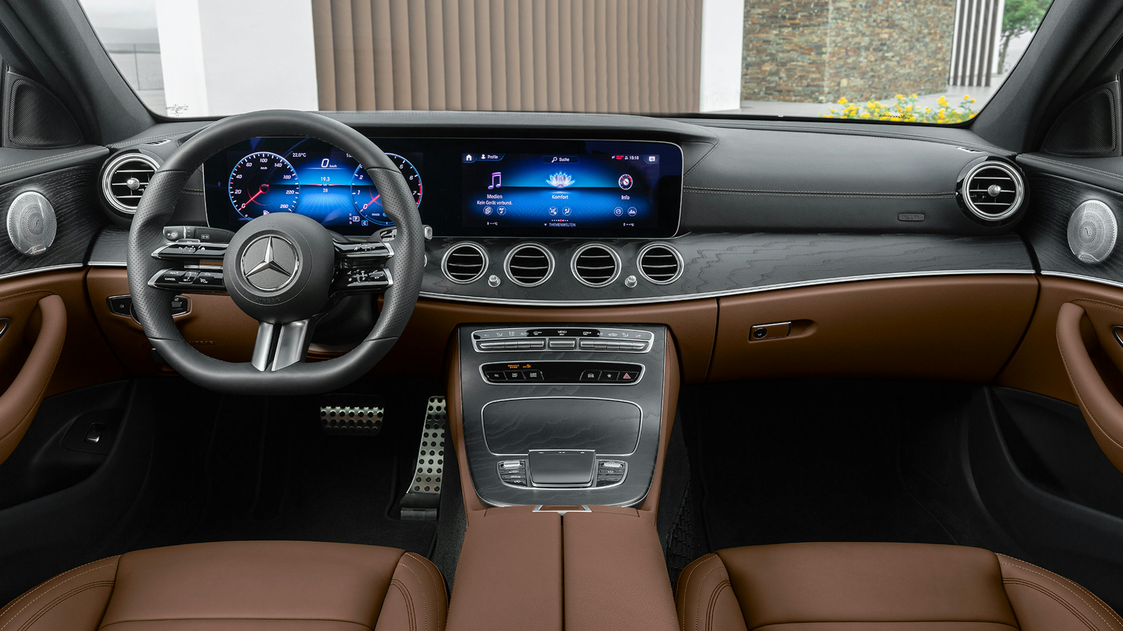  Zu sehen ist das Armaturenbrett einer 2021er Mercedes E-Klasse.