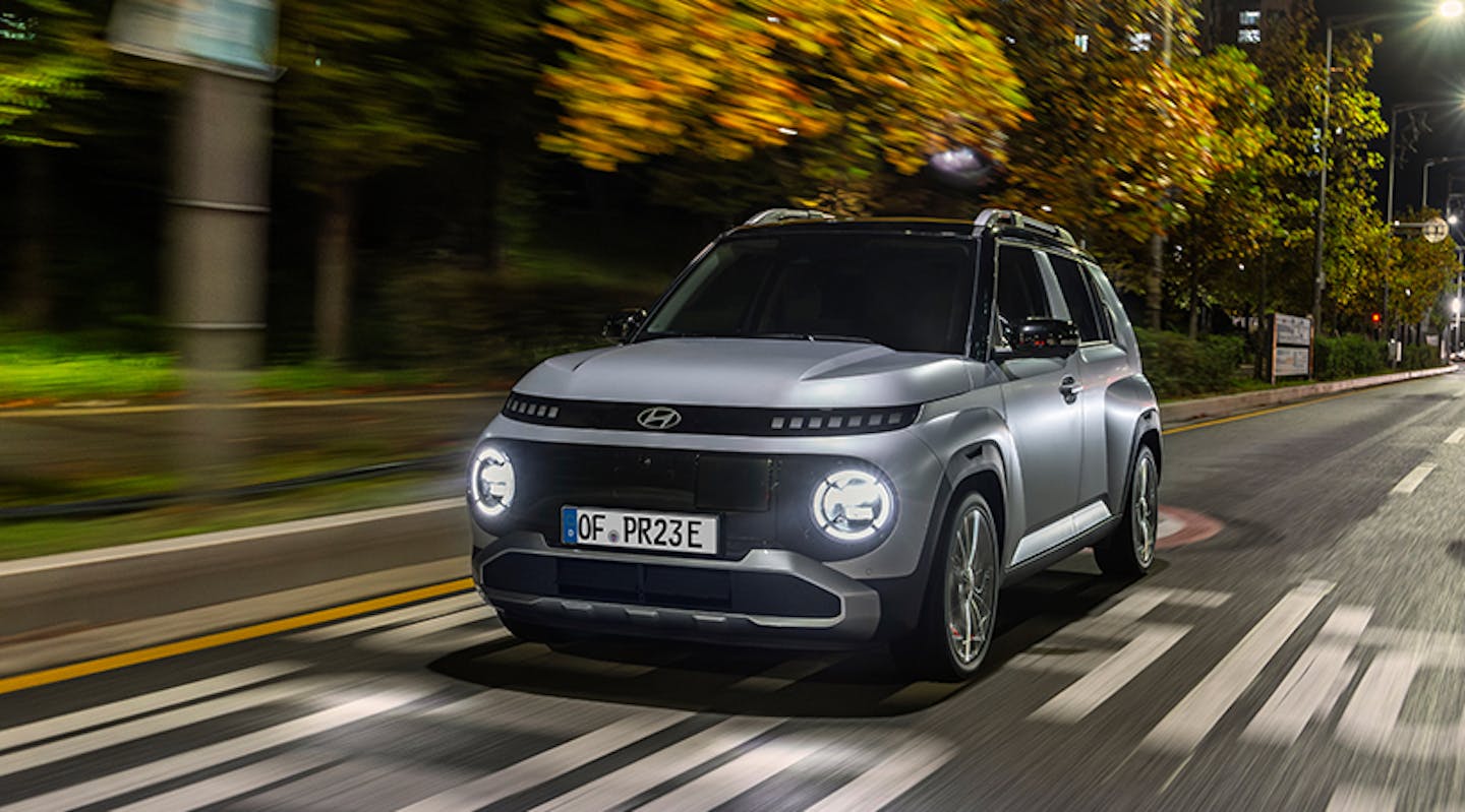 Hyundai INSTER nachts auf einer Straße