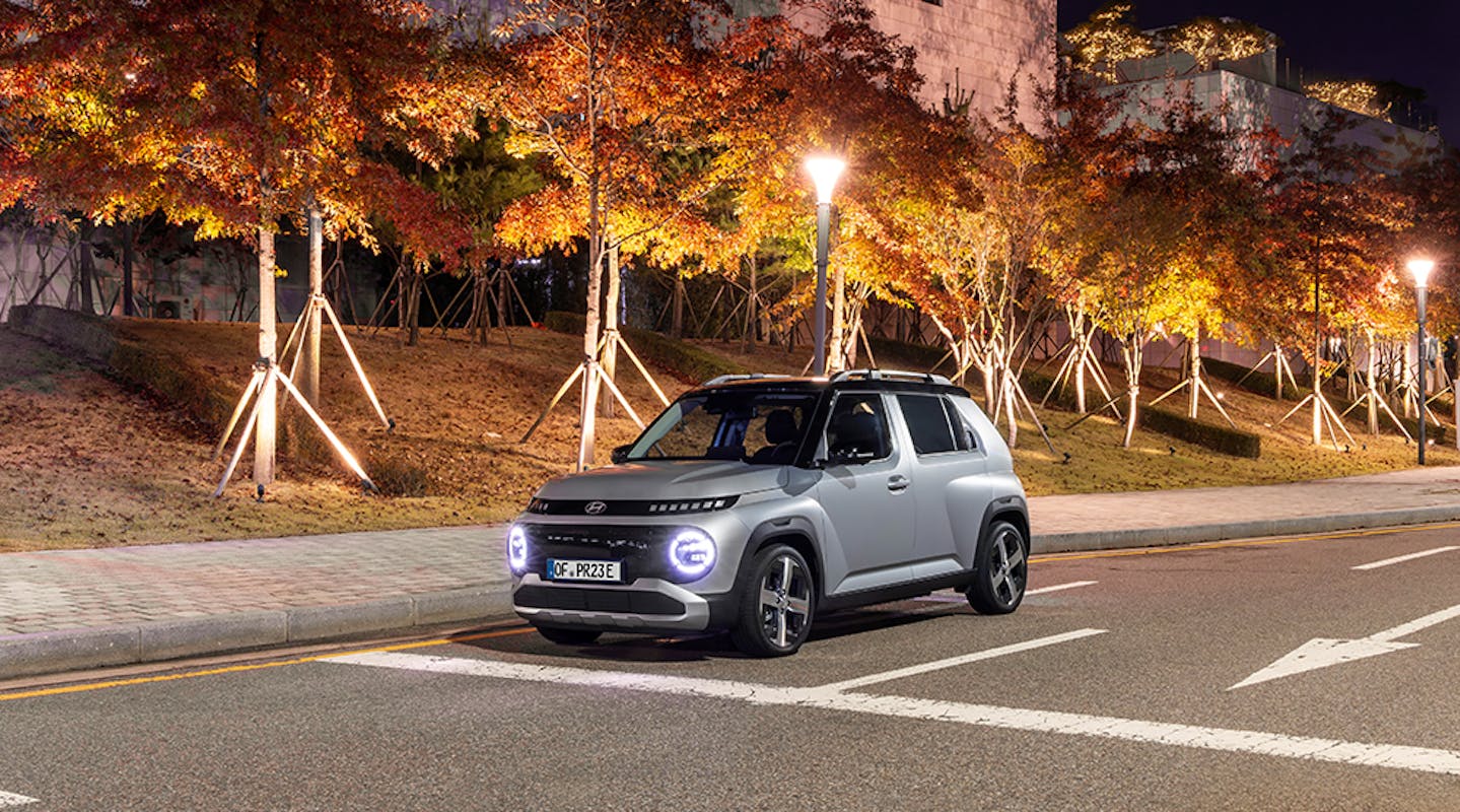 Hyundai INSTER auf einer Straße mit Abendbeleitung