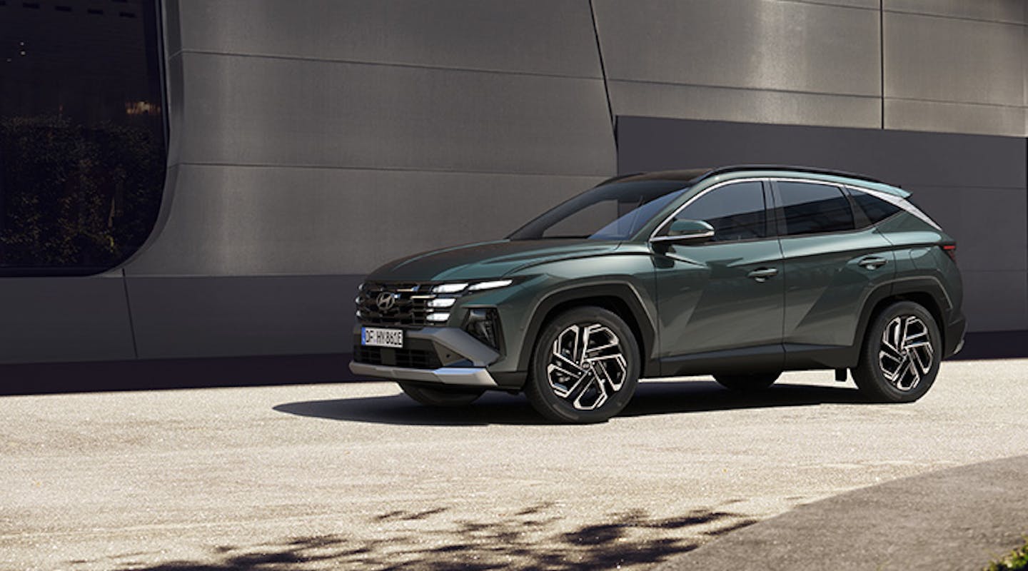 Hyundai TUCSON steht vor einem Gebäude