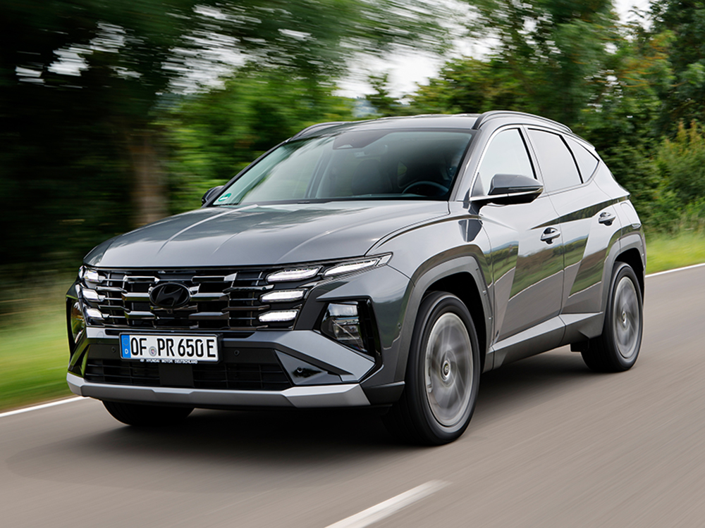 Hyundai TUCSON fährt auf einer Landstraße