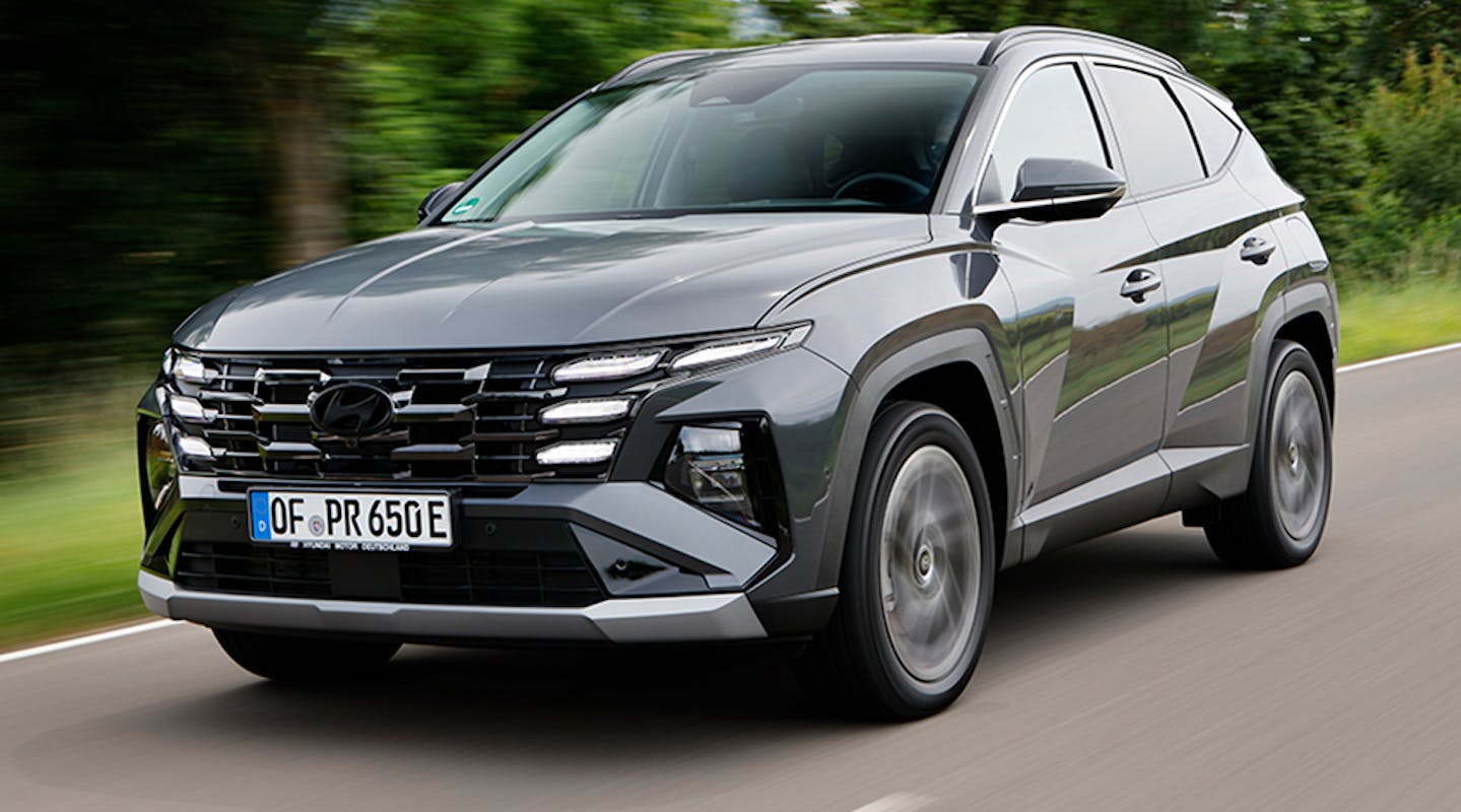 Hyundai TUCSON fährt auf einer Landstraße