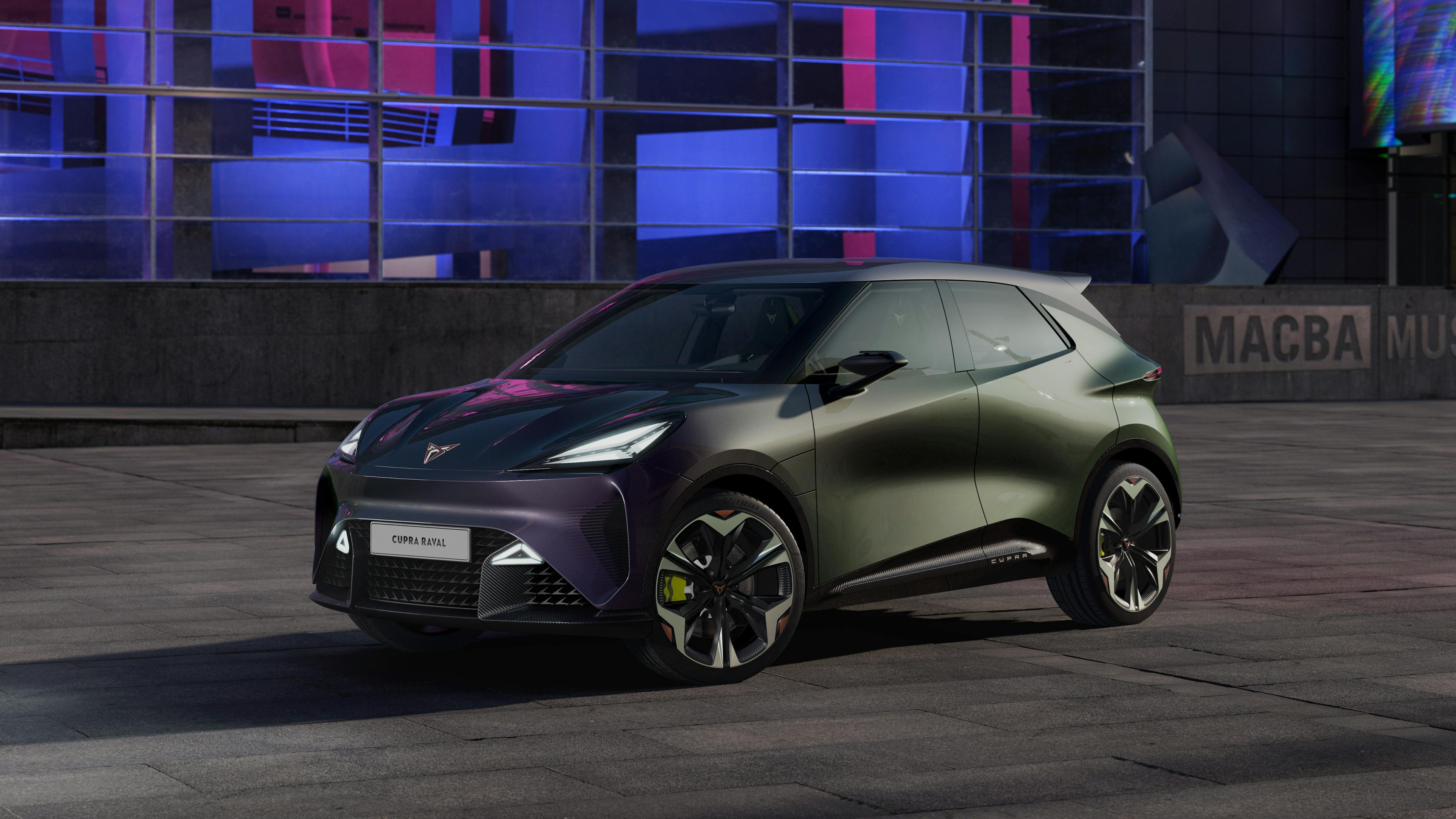 Die Studie des Cupra Raval parkt in einer urbanen Umgebung.
