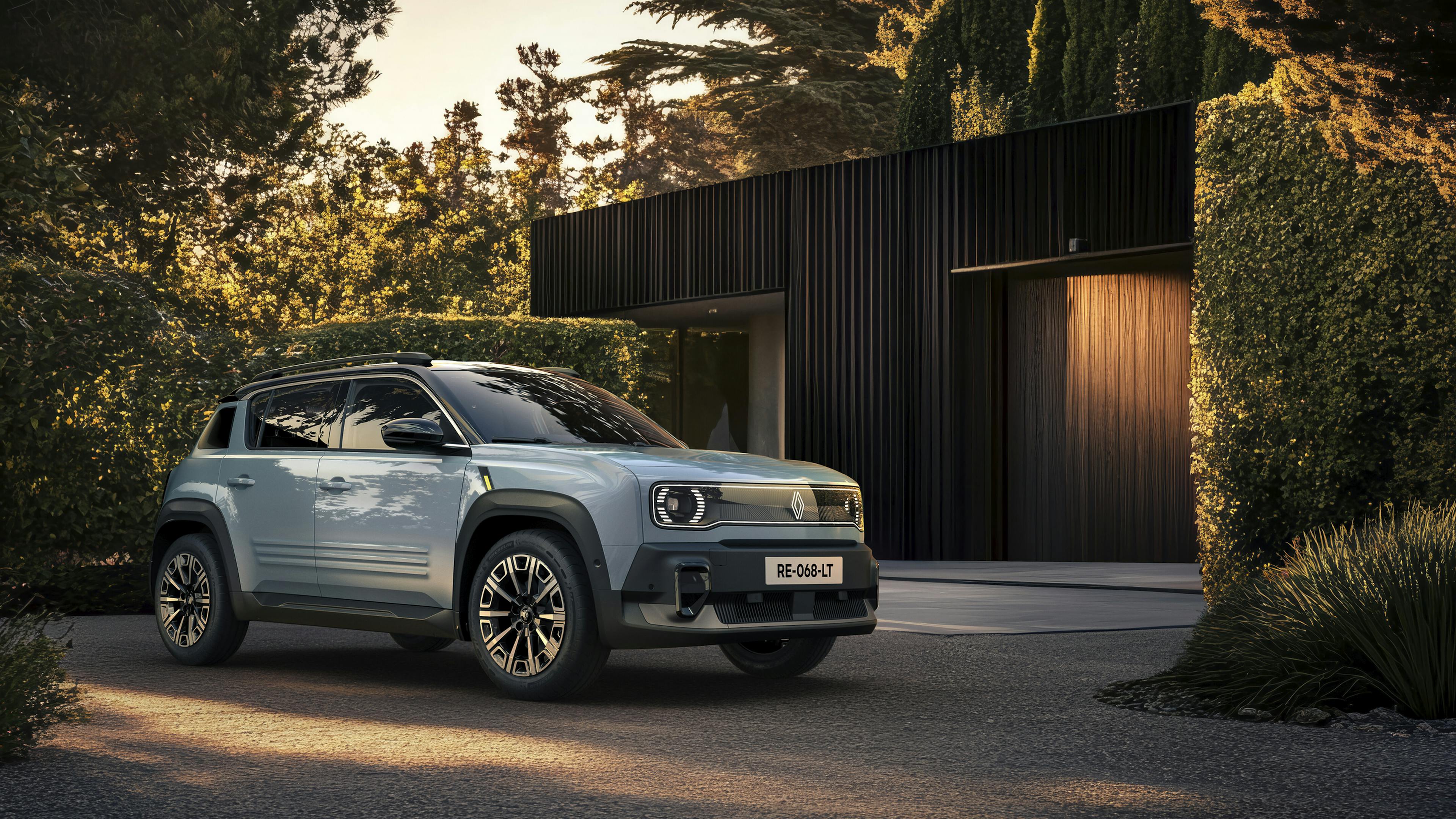 Ein hellblauer Renault 4 E-Tech Electric parkt vor einer modernen Villa.