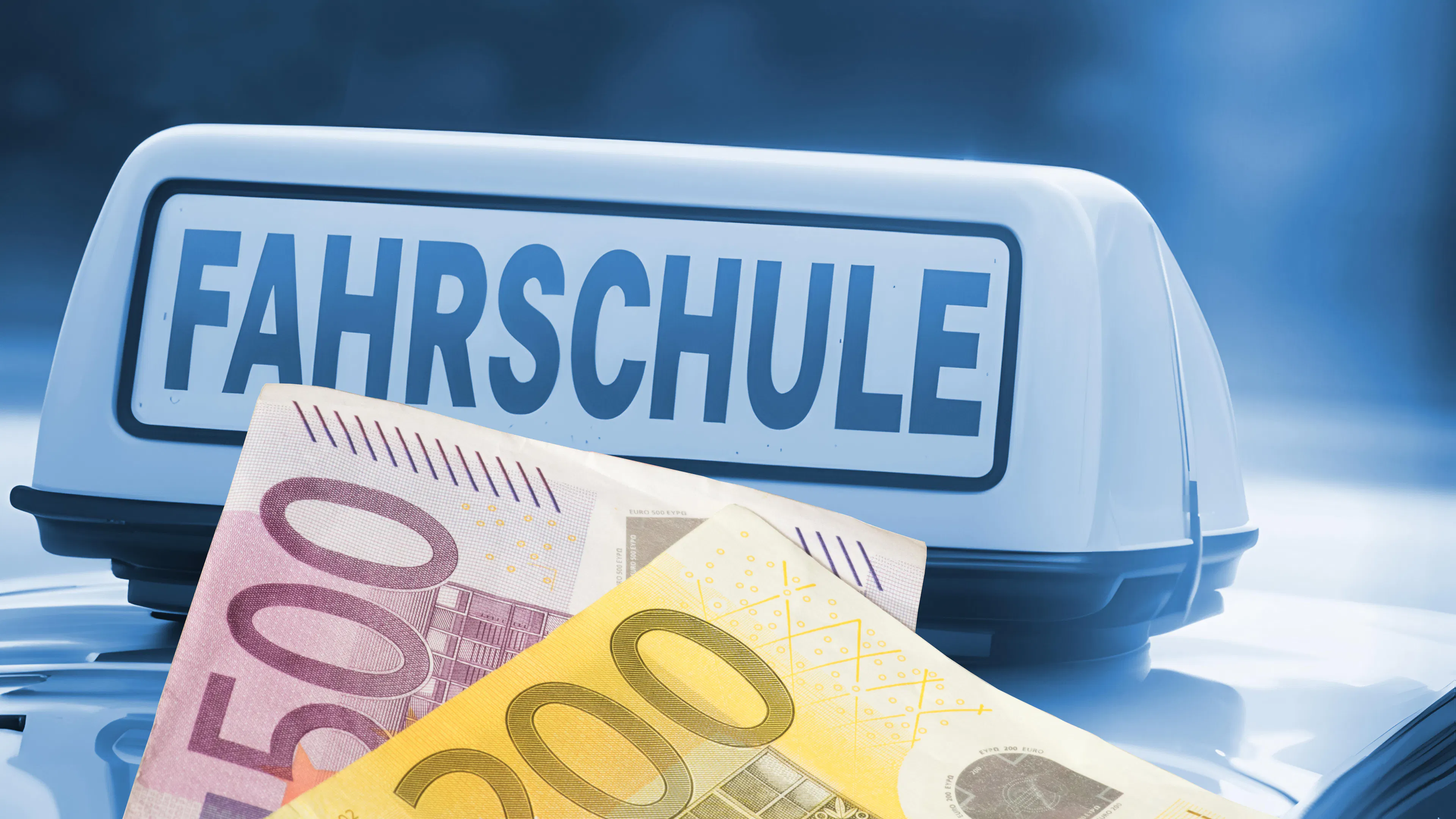 Ein Fahrschulauto mit einem „Fahrschule”-Schild auf dem Dach, im Vordergrund liegen mehrere Euro-Geldscheine.