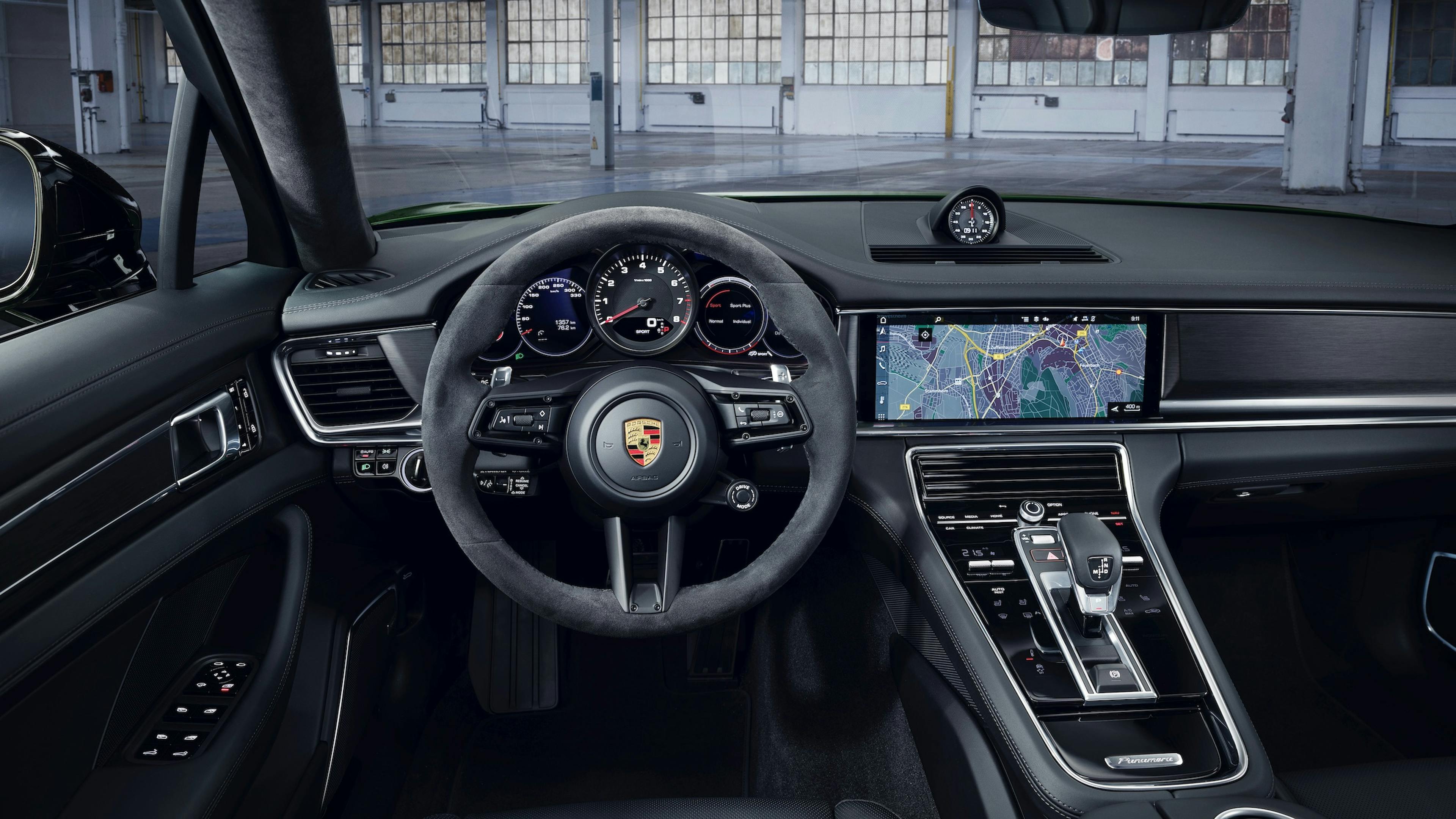 Das Cockpit eines Porsche Panamera.