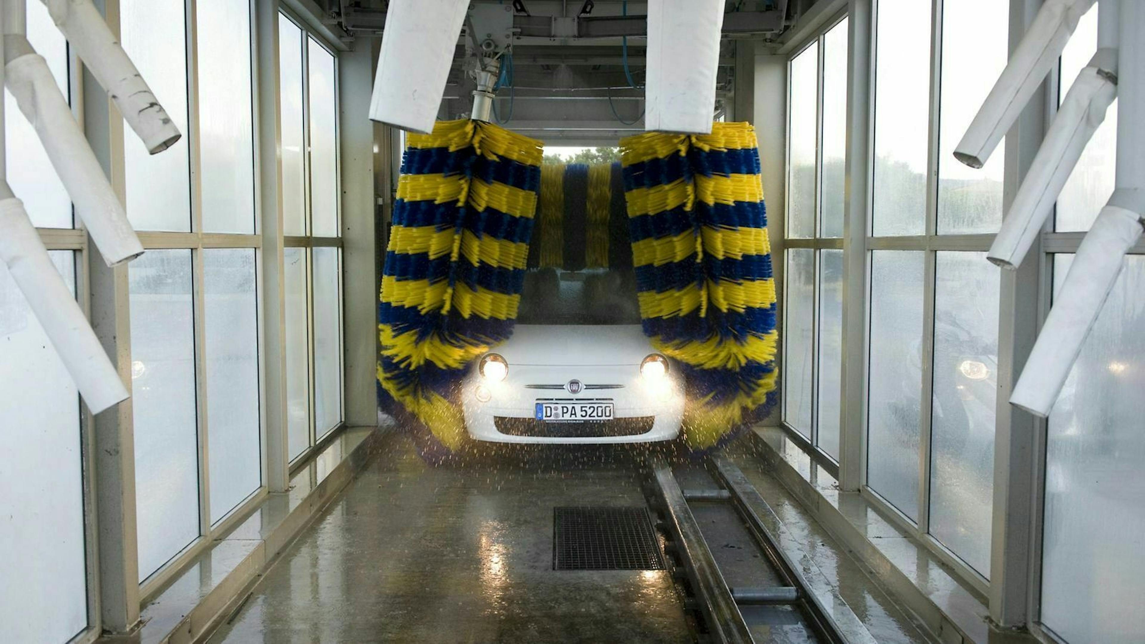 Eine SRA ist sinnvoll, da saubere Scheinwerfer die eigene sowie die Sicherheit anderer Verkehrsteilnehmer erhöhen.