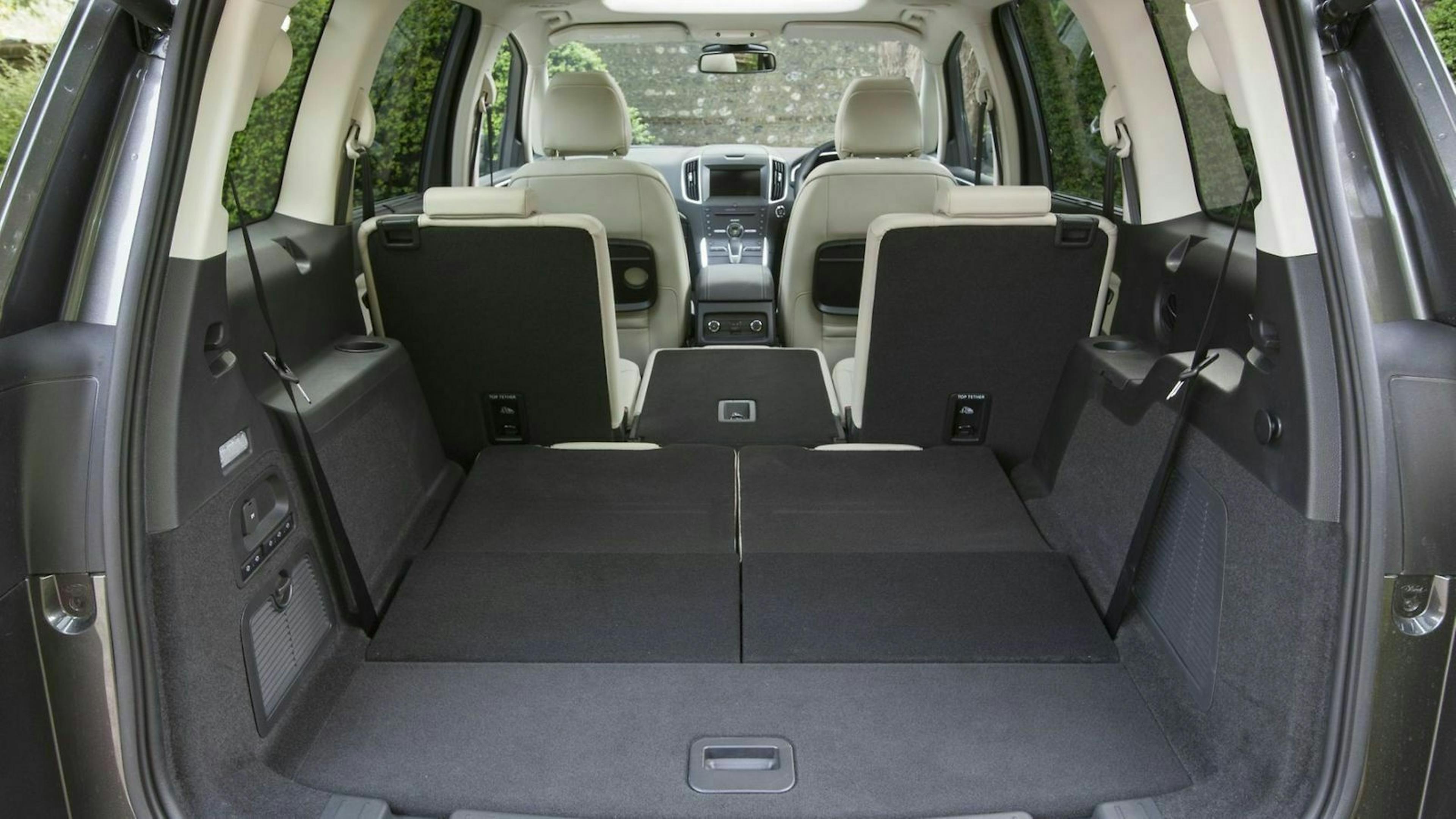 Blick in den Innenraum des Ford Galaxy bei geöffneter Heckklappe