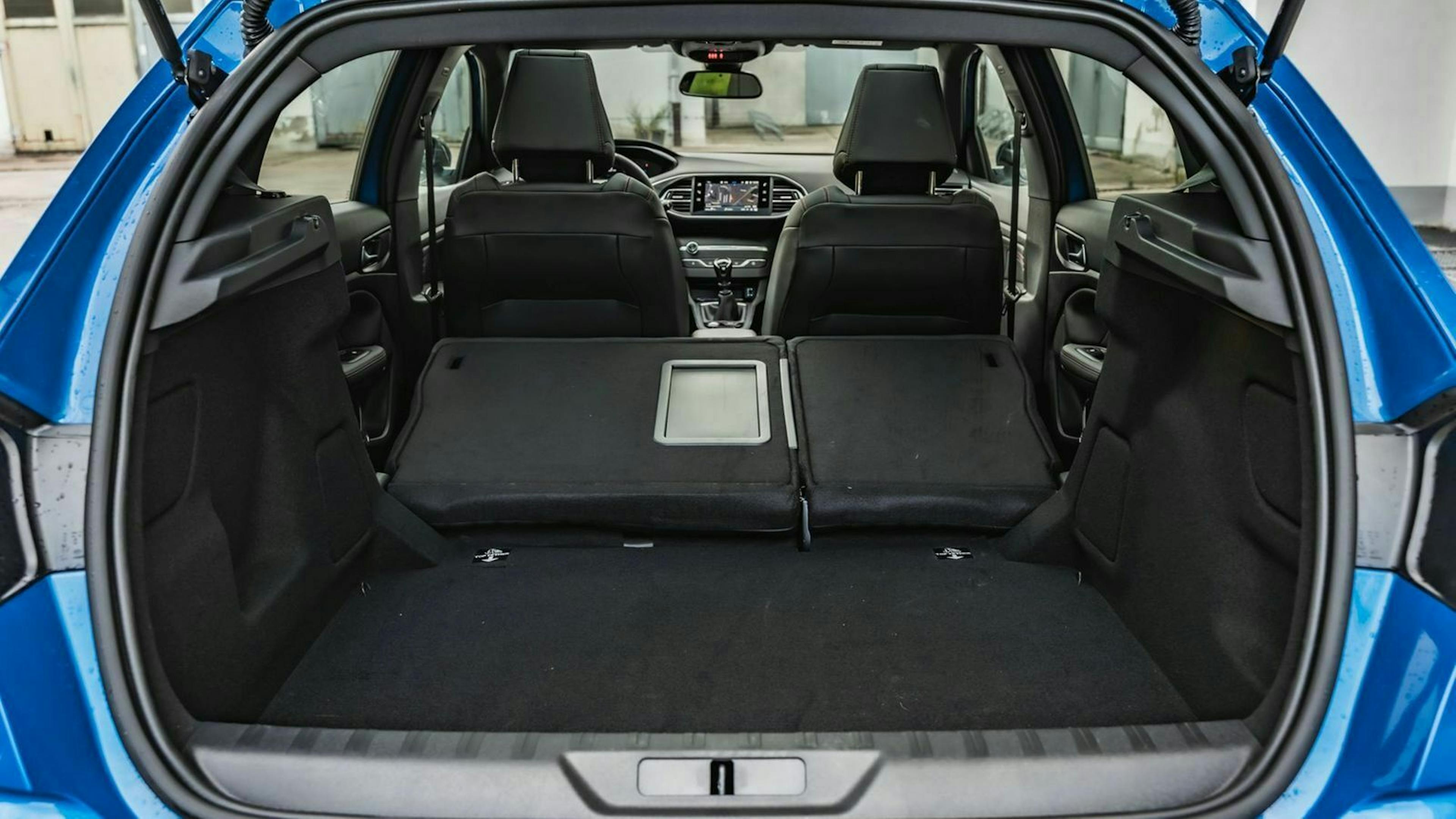 Kofferraum mit ausgeklappten Hintersitzen des Peugeot 308