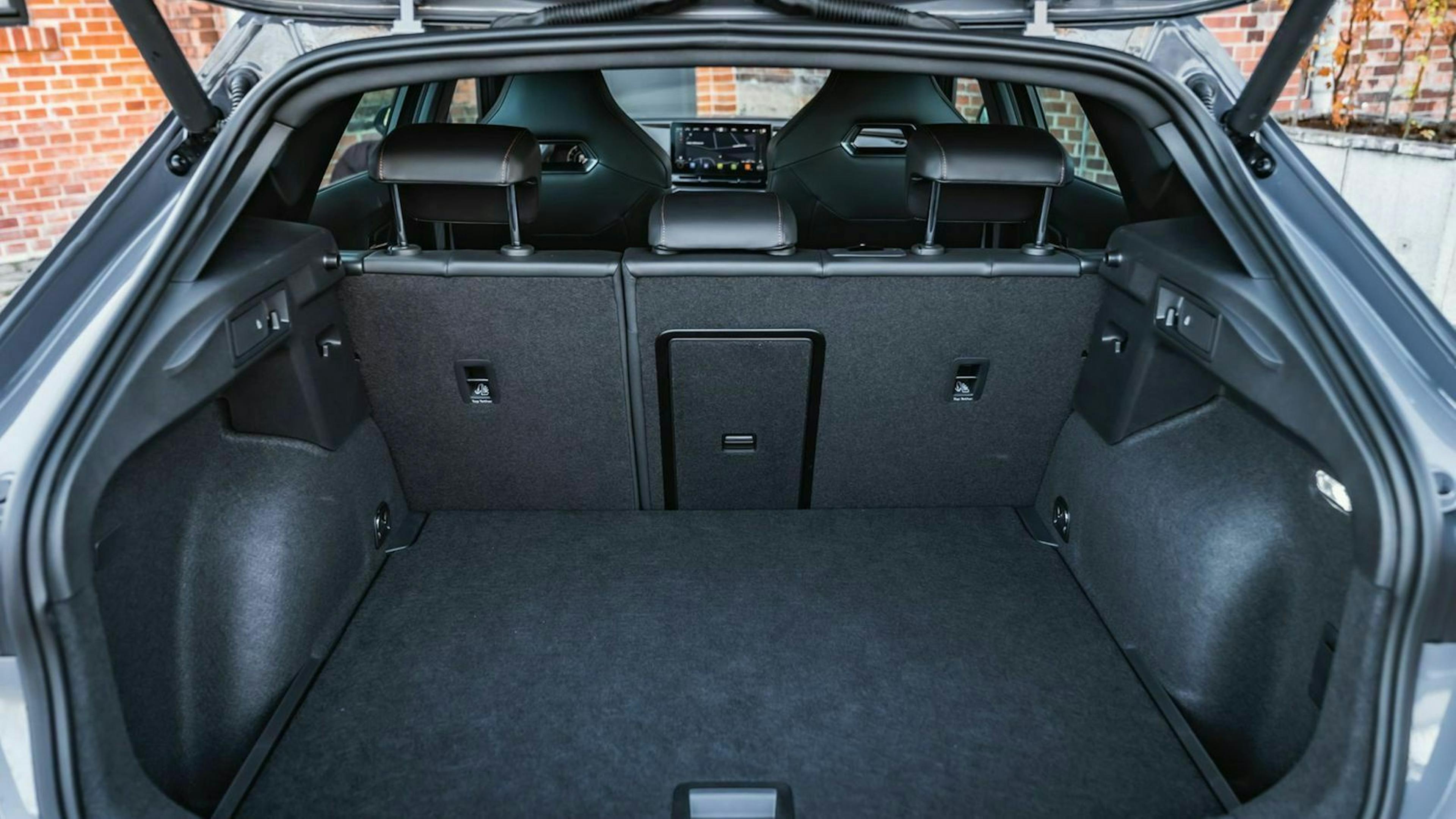 Zu sehen ist der Kofferraum des Cupra Formentor