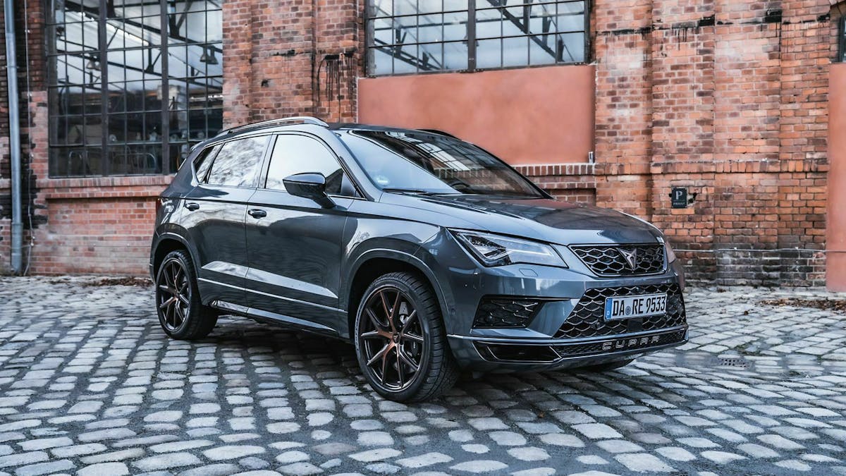 Der Cupra Ateca in der Ansicht von vorne-rechts
