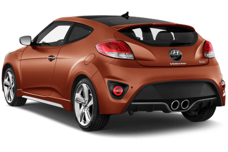 Kompakter brauner Sportwagen mit auffälligem Heckdesign, leuchtend roten Rücklichtern und Doppelauspuffrohren.