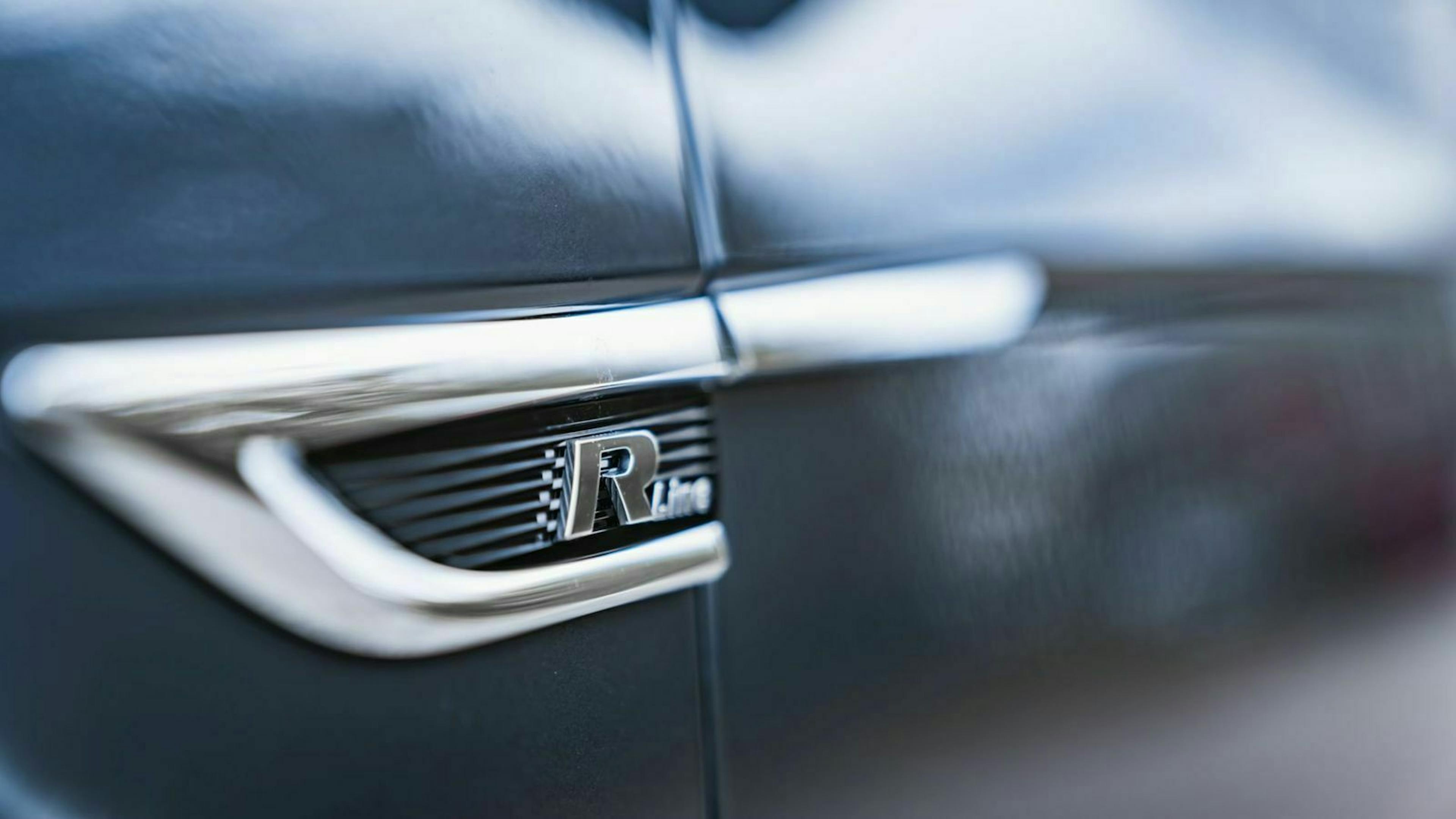 VW T-Roc Cabrio Detailansicht R-Line-Emblem