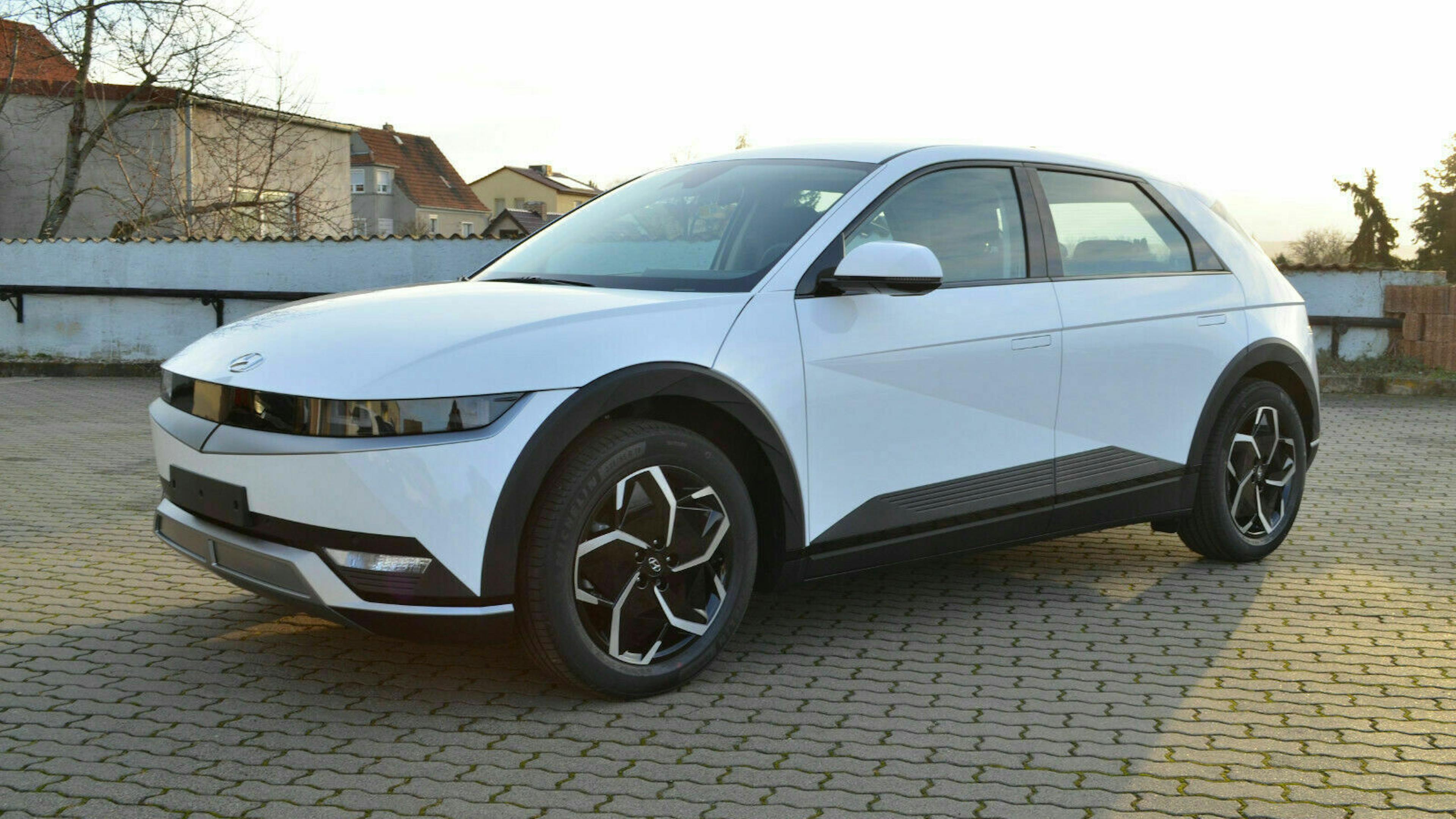Ein weißer Hyundai Ioniq 5 steht auf einem leeren Parkplatz