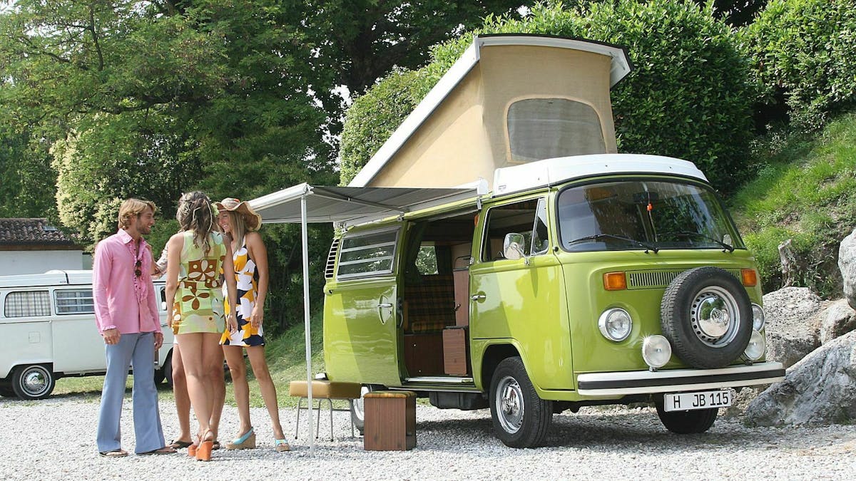 VW T2 Westfalia dreiviertel-frontansicht mit Dachzelt aufgestellt