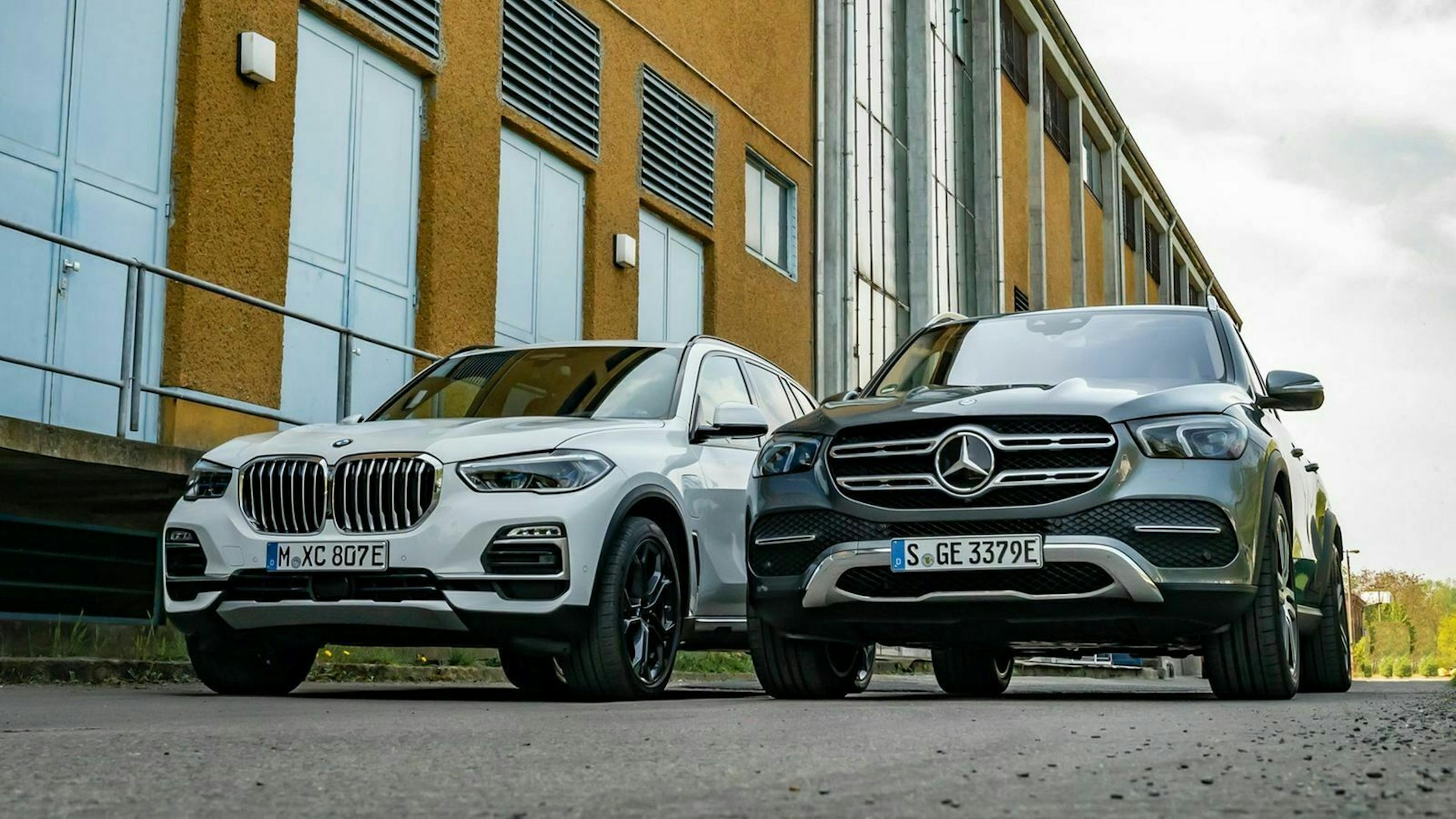 Zu sehen ist der BMW X5 (links) und der Mercedes GLE (rechts) von vorne