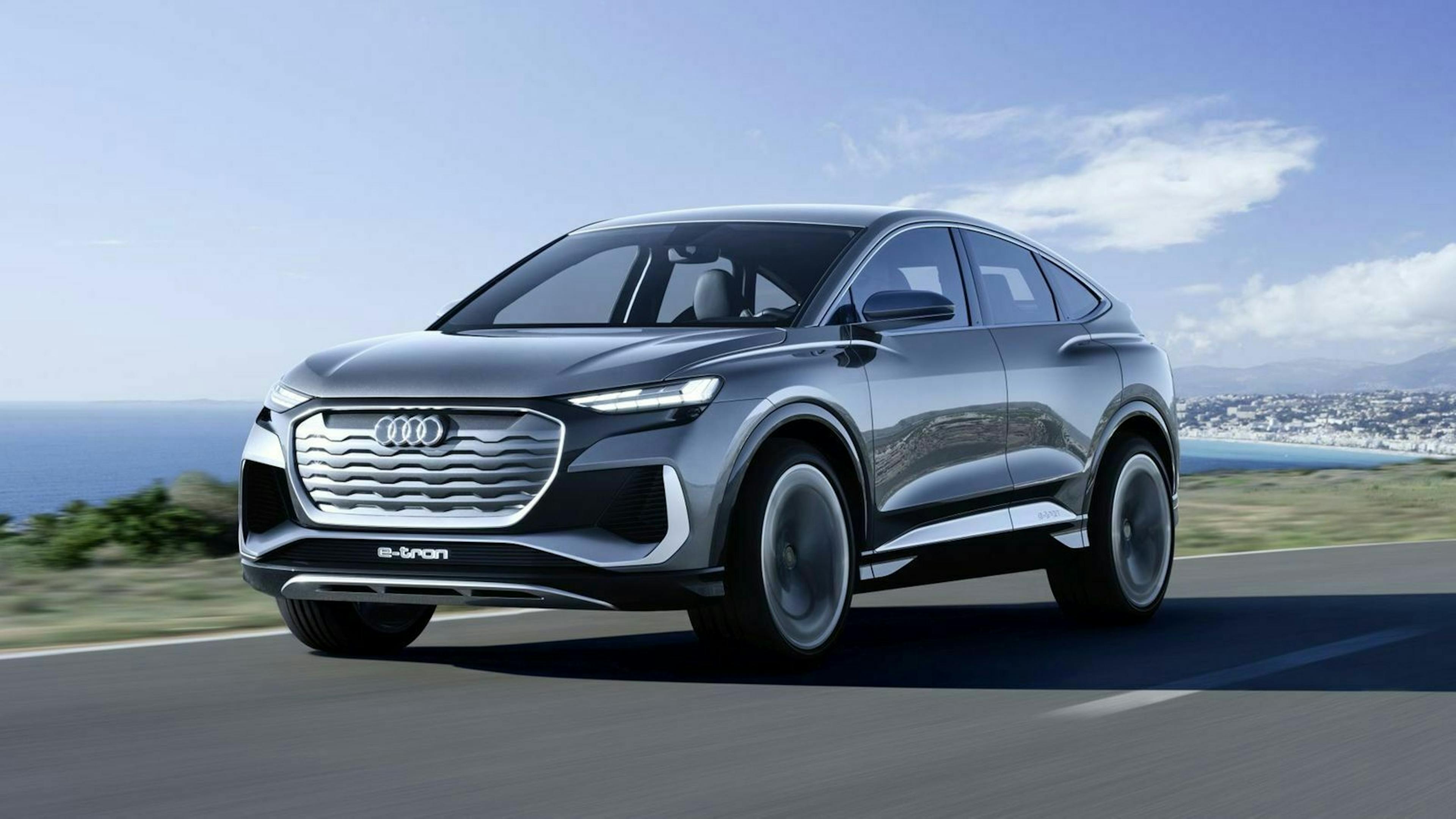 Audi Q4 E-Tron (2021) Neuvorstellung fahrend auf Landstraße in Frontansicht