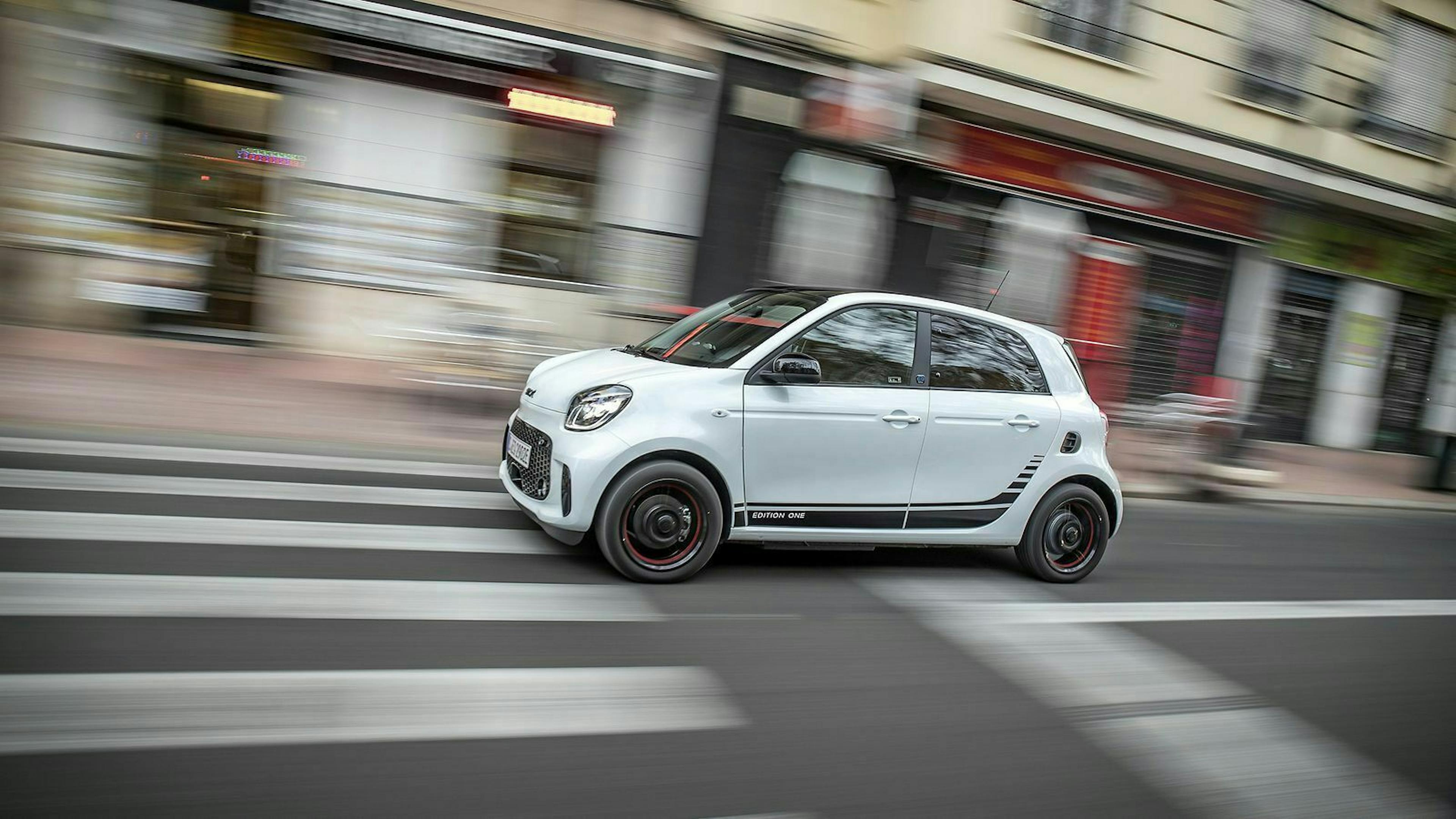 Zu sehen ist der Smart EQ ForFour Ice White, fahrend