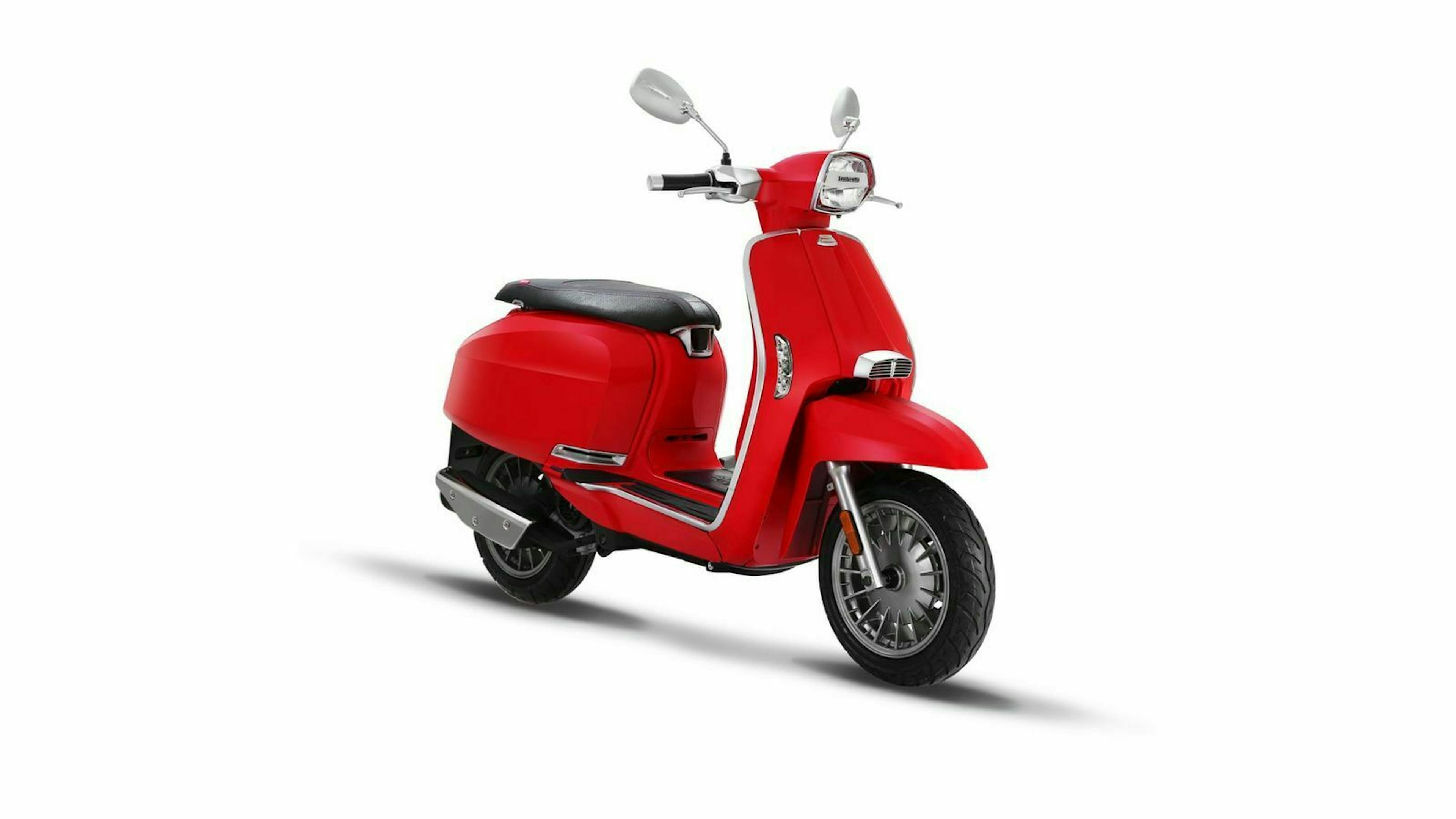 Ein roter Motorroller stehend in Frontansicht