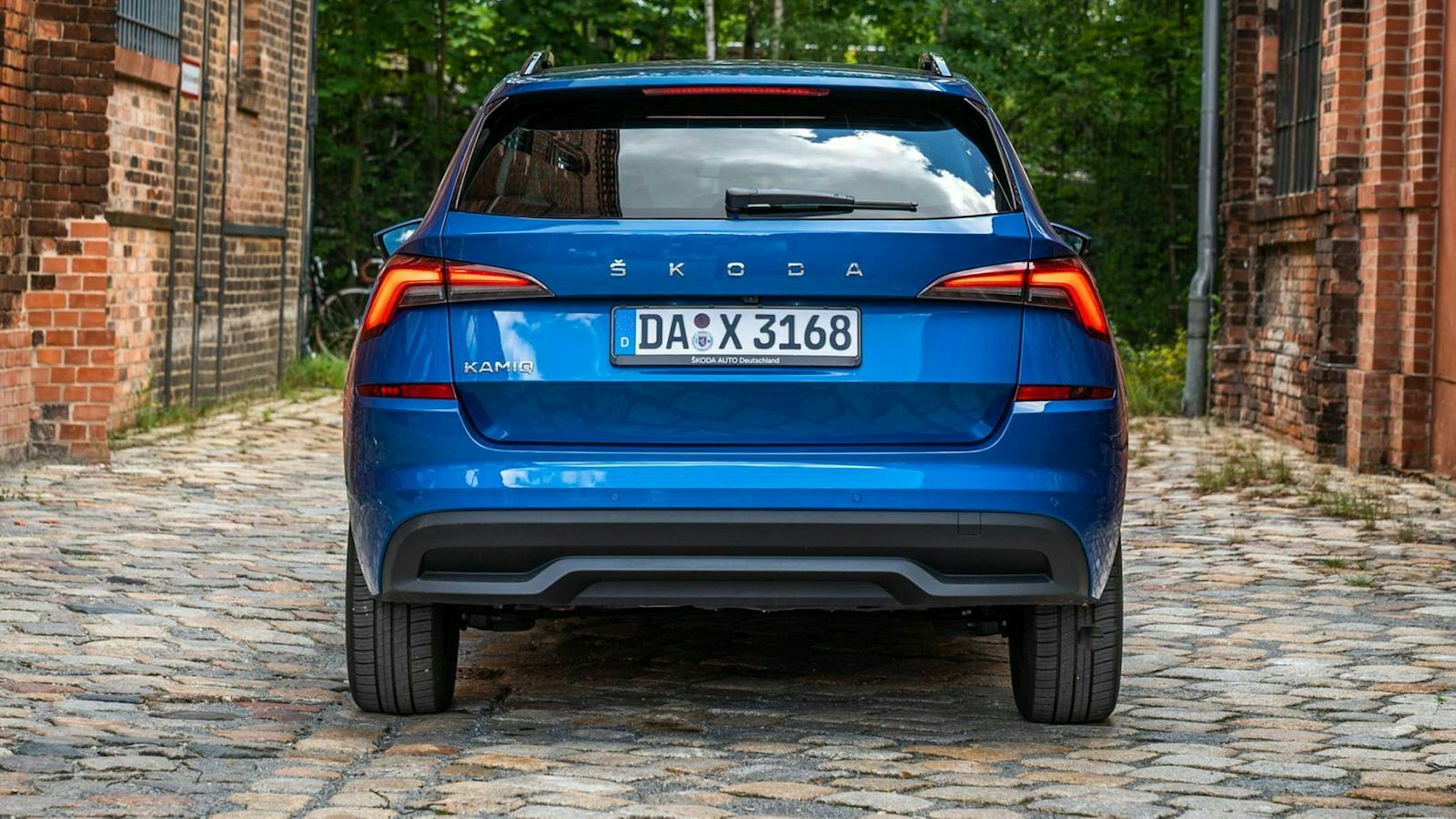 Zu sehen ist das Heck des Skoda Kamiq