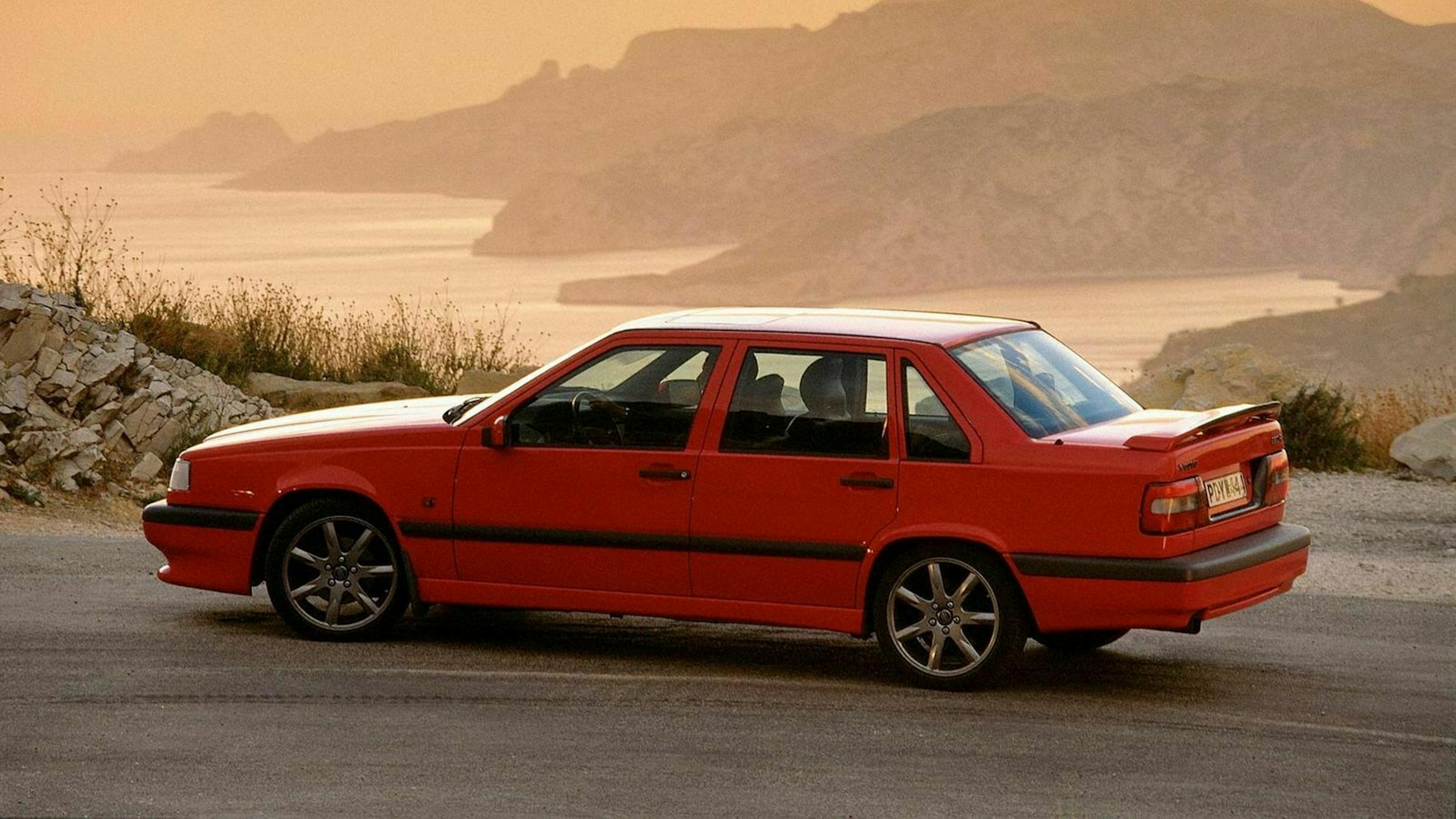 Zu sehen ist die R-Version des Volvo 850