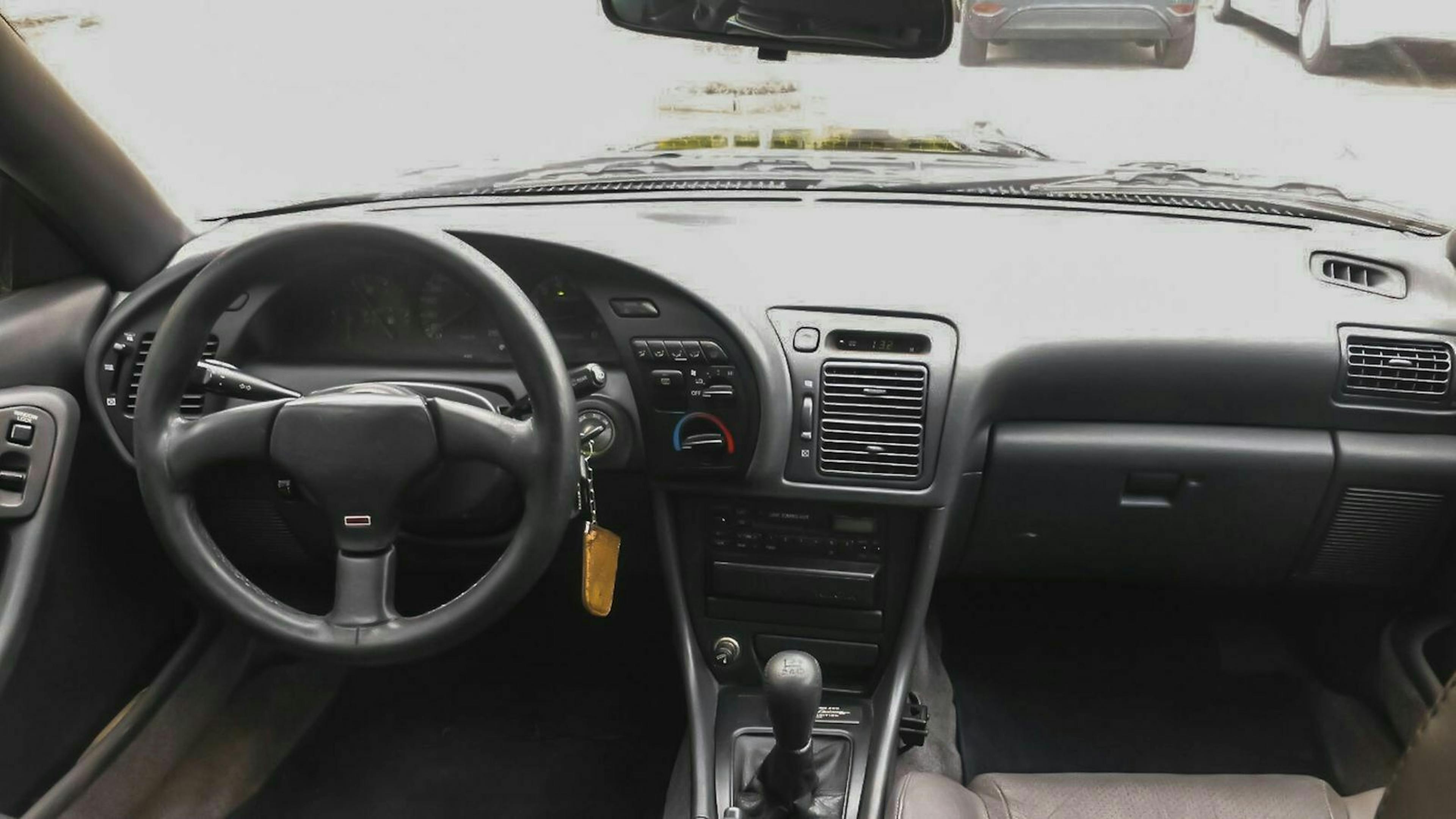 Das Bild zeigt das Cockpit des Toyota Celica 4WD Carlos Sainz