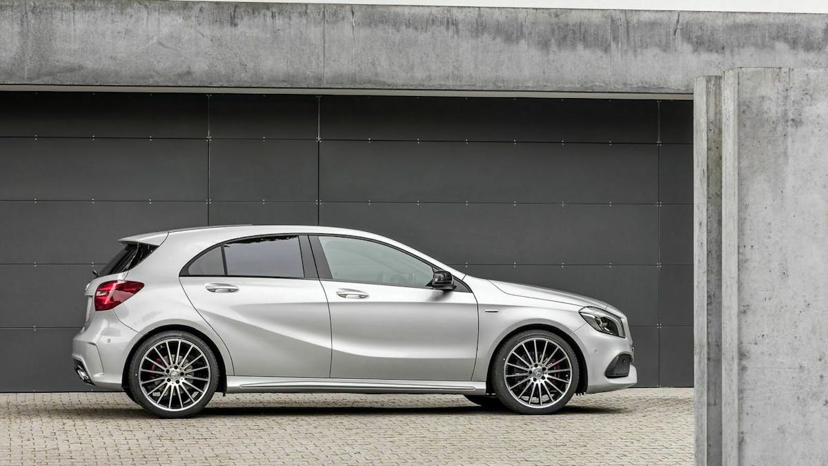 Zu sehen ist die Mercedes A-Klasse in seitlicher Position