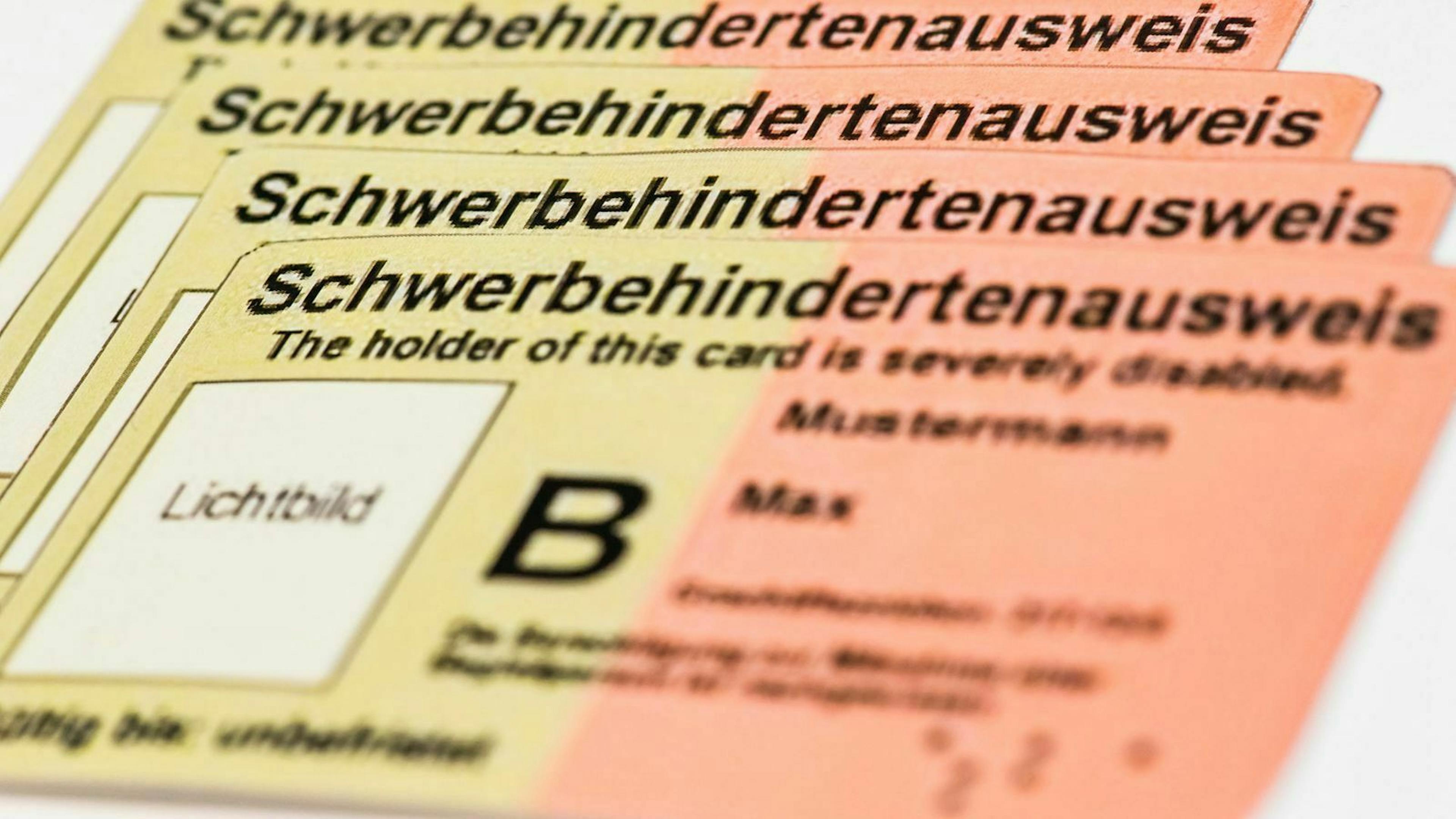 Die meisten Hersteller verlangen die Vorlage eines Schwerbehindertenausweises.