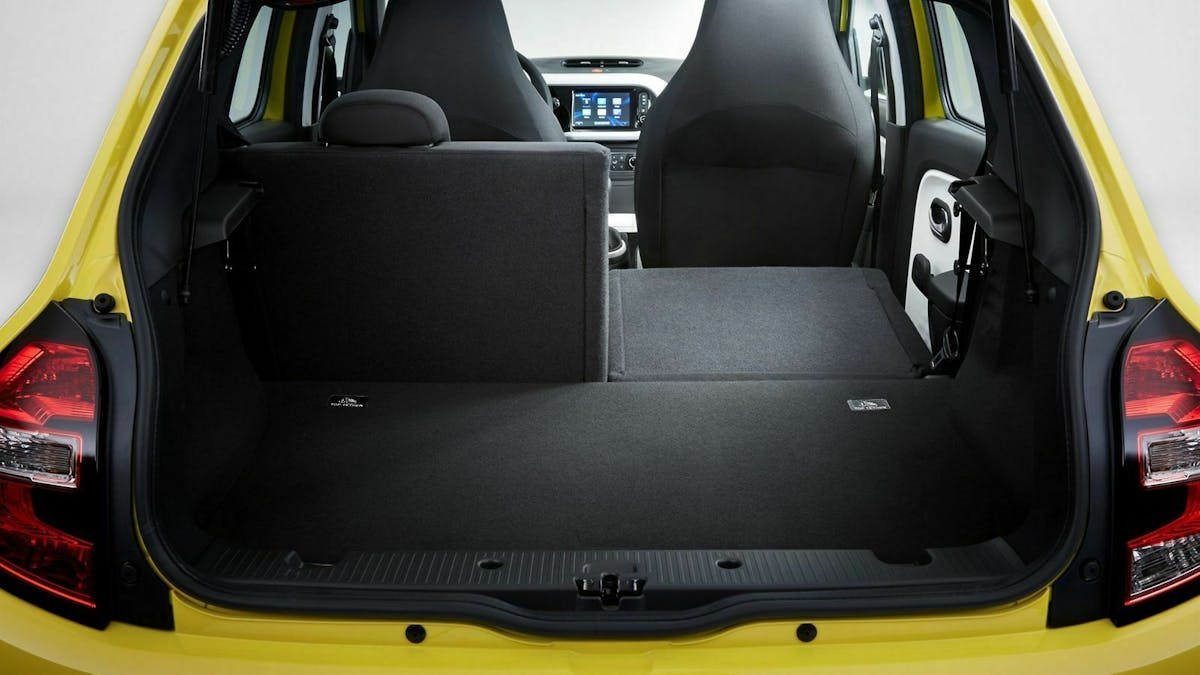 Zu sehen ist der Kofferraum des Renault Twingo III. Ein Sitz von der Rückbank ist umgeklappt