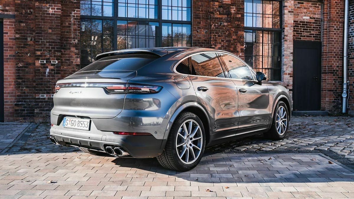 Porsche Cayenne in der Ansicht von rechts-hinten. Sonne fällt auf das Heck