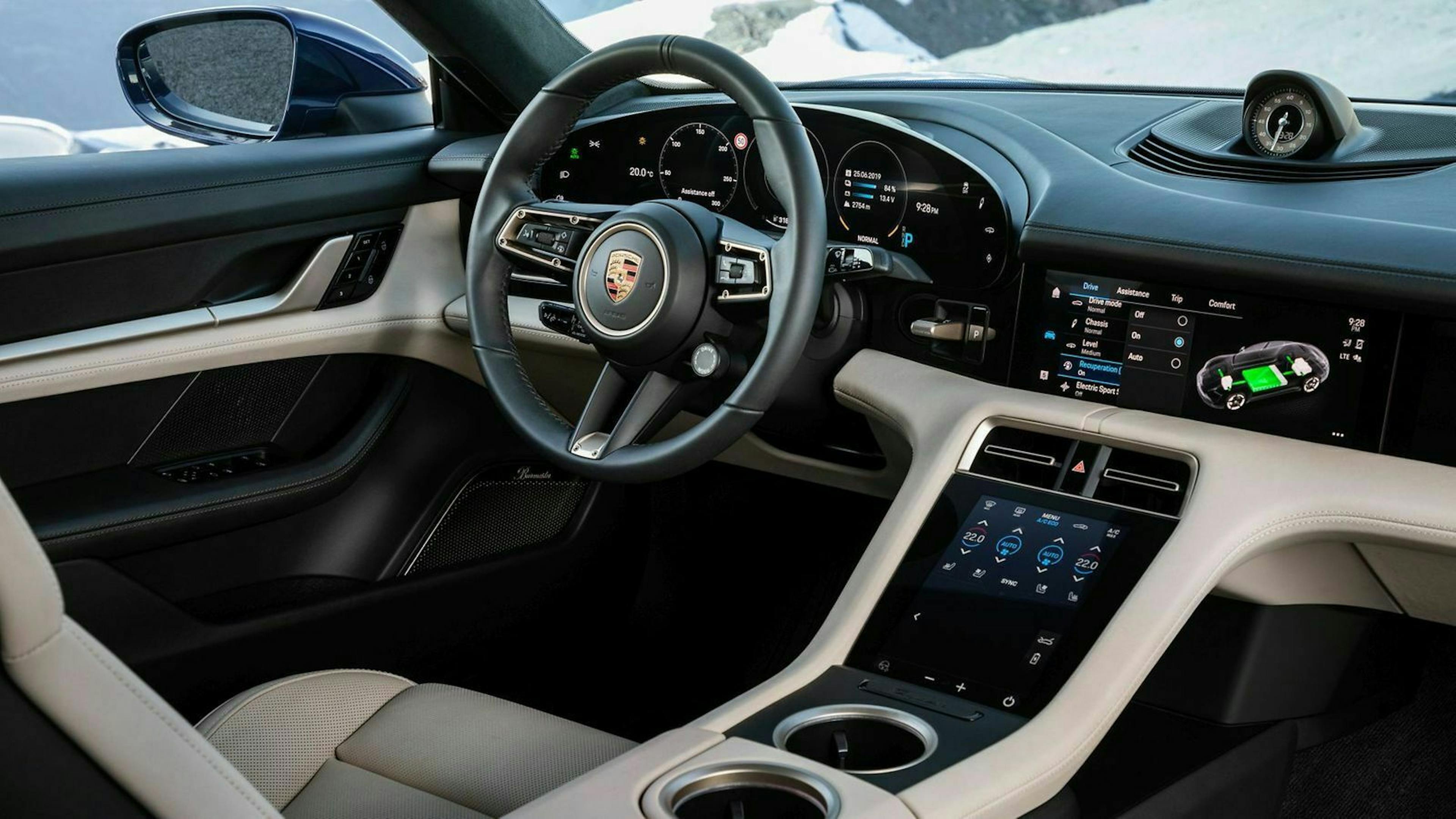 Im Cockpit des elektrischen Porsche Taycan trifft die traditionsreich aufgesetzte Uhr auf bis zu vier Screens