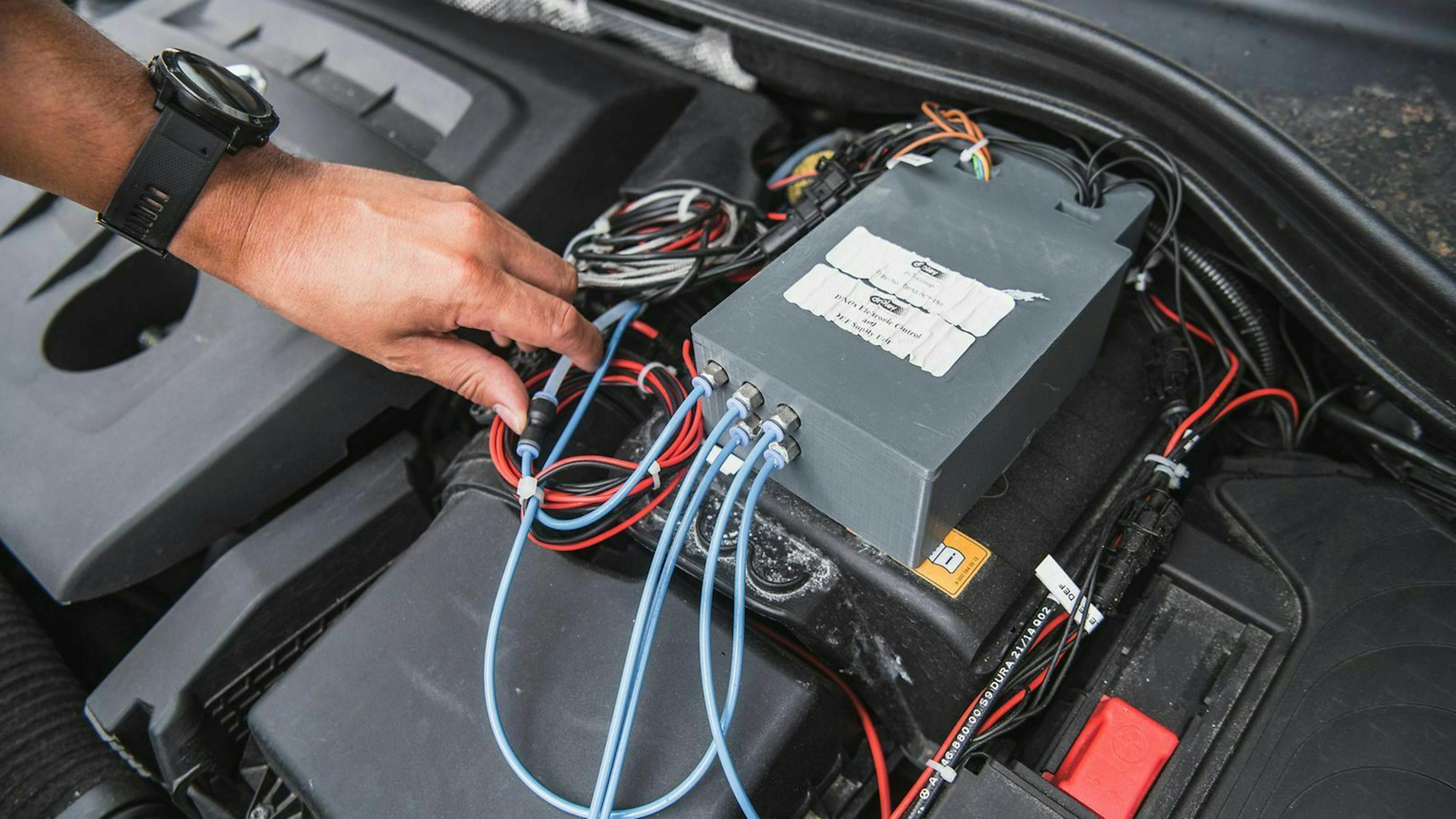Hagelkörner können Dellen in deinem Auto verursachen. Auch die Windschutzscheibe kann durch Hagel zerbersten.