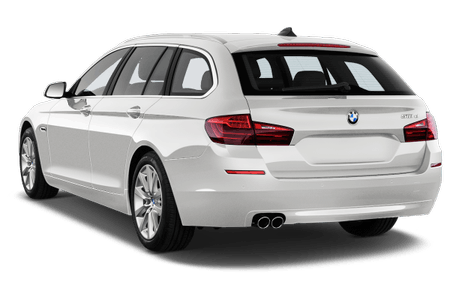 Weißer Kombi von hinten, modernes Design, markante Rücklichter, zwei Auspuffrohre, schwarzes Dachdetail, Freilandhintergrund.