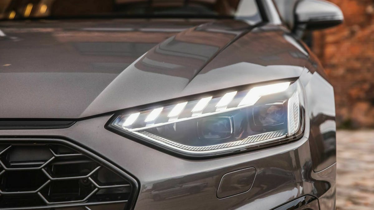 Zu sehen sind die MAtrix-LED-Scheinwerfer des Audi A4 40 TDI Quattro