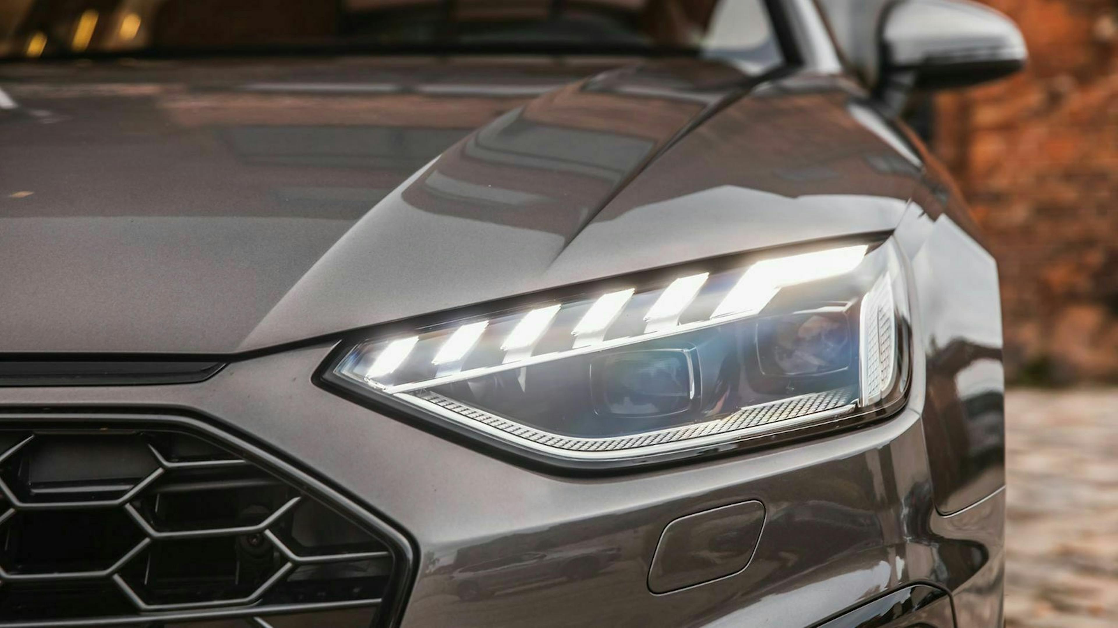Zu sehen sind die MAtrix-LED-Scheinwerfer des Audi A4 40 TDI Quattro