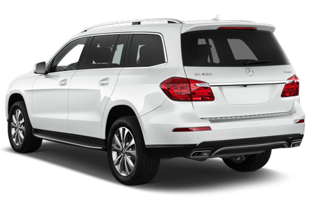 Weiße SUV aus der Rückansicht, Mercedes-Benz GL 450. Große Rückleuchten, markantes Logo und glänzende Oberfläche. Parkplatz-Hintergrund.