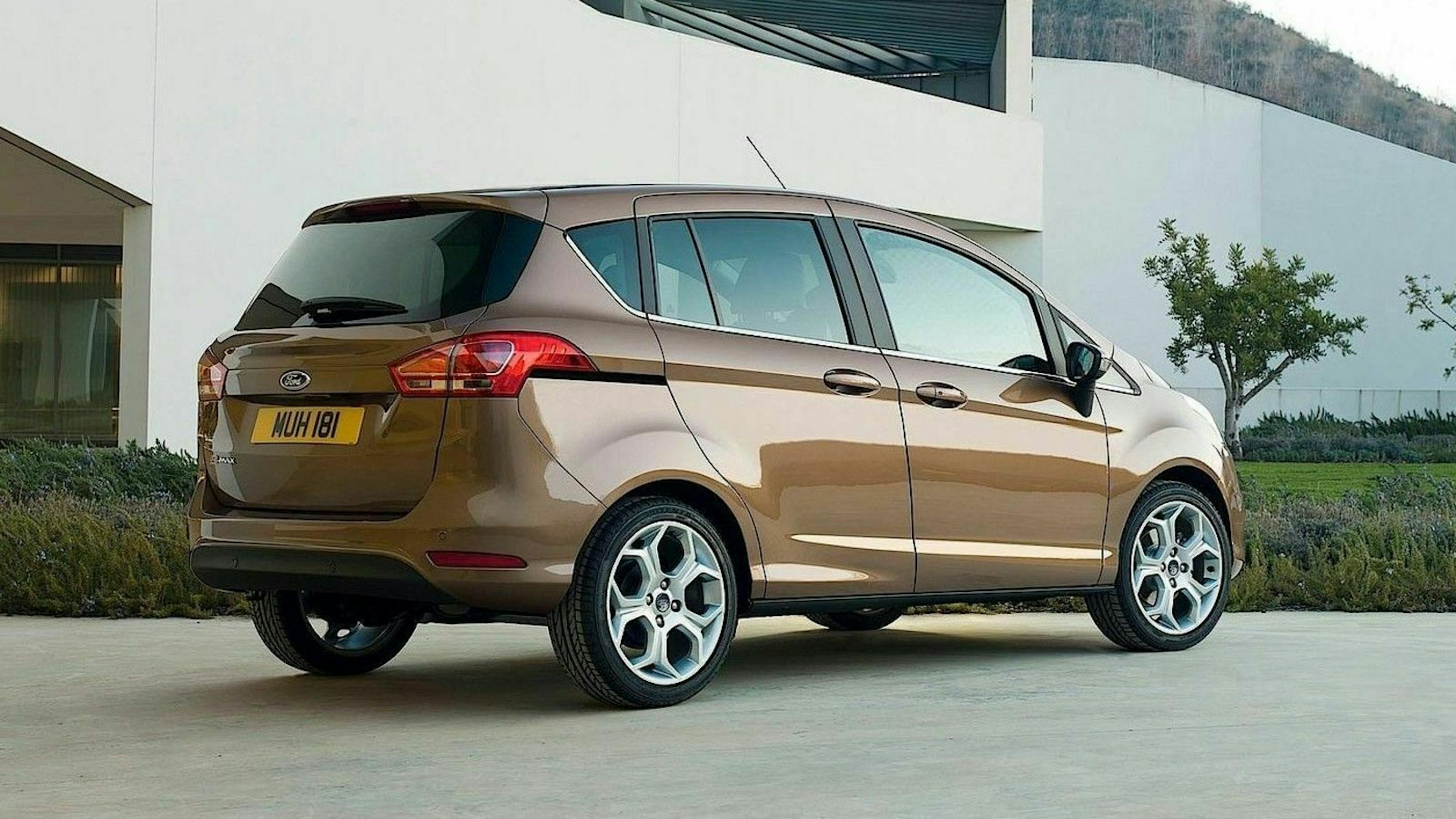Zu sehen ist der Ford B-Max von hinten
