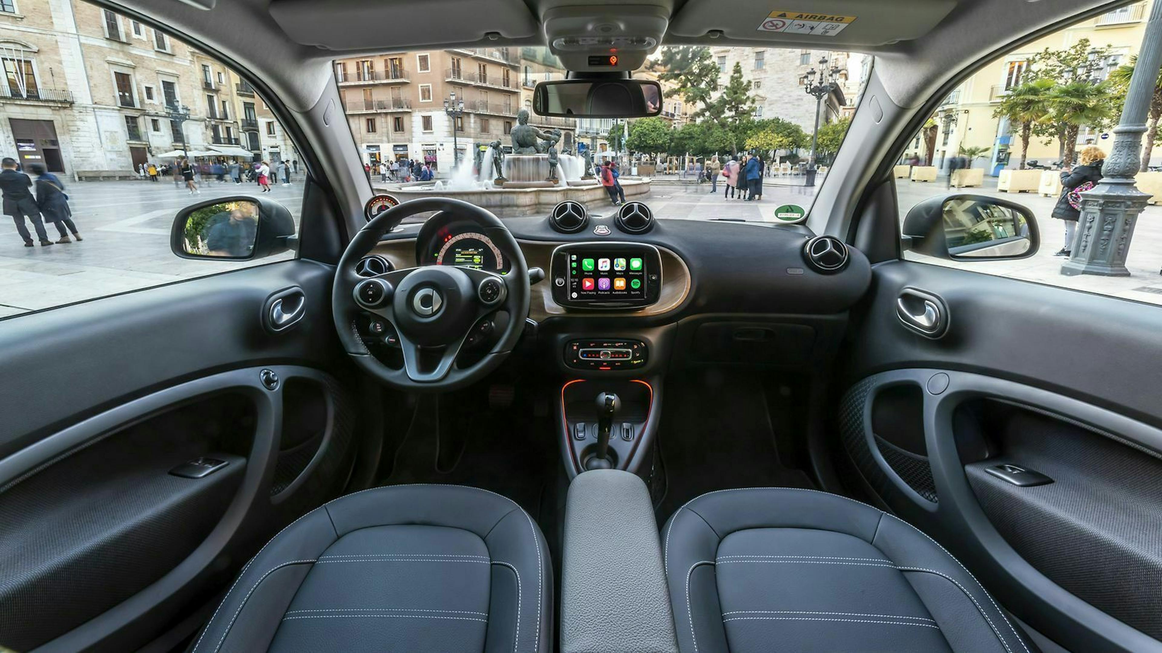 Zu sehen ist das Cockpit des Smart EQ ForTwo Coupe Cool Silver